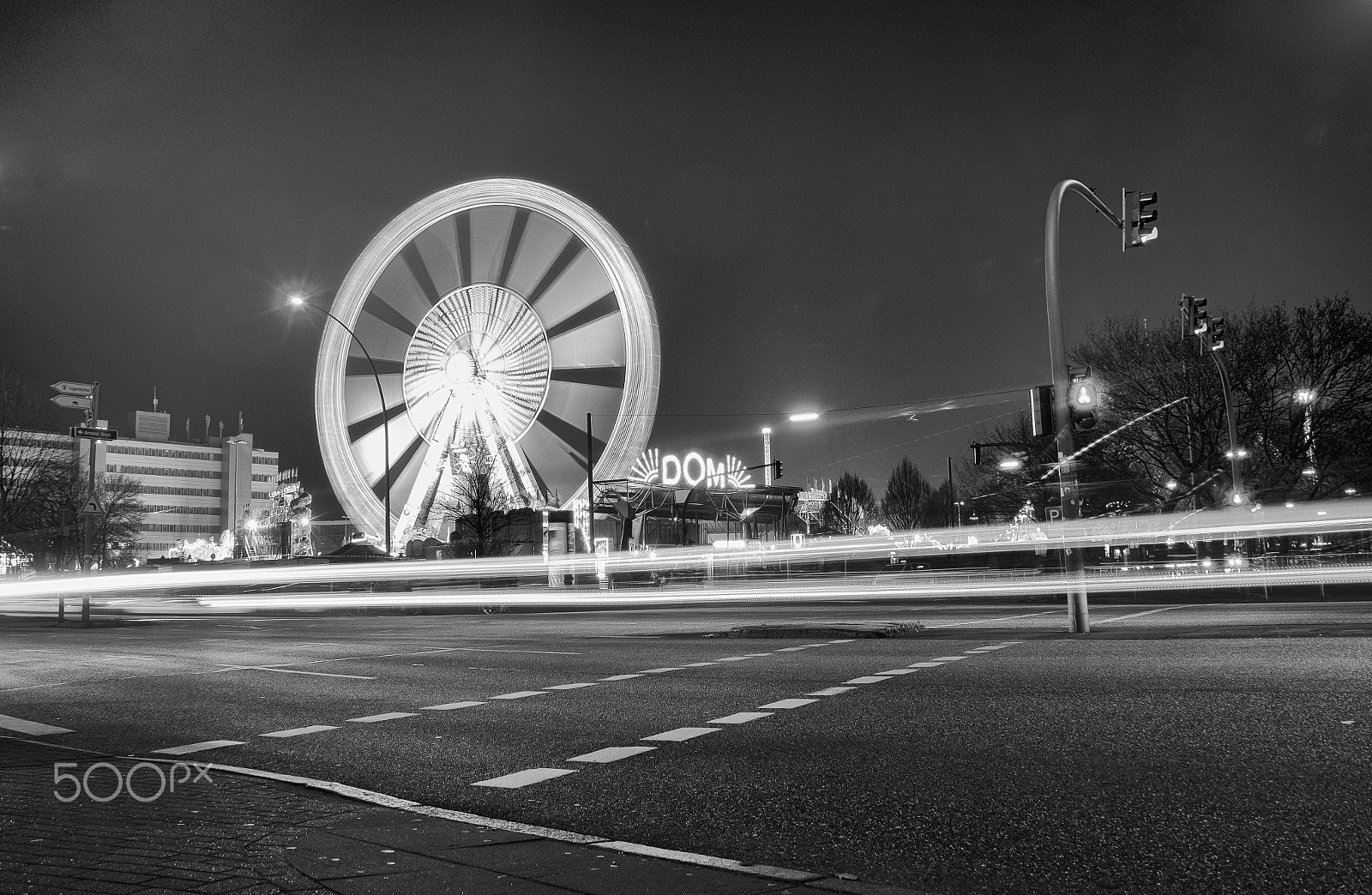 Sony DT 18-200mm F3.5-6.3 sample photo. Ferris wheel dom hamburg photography