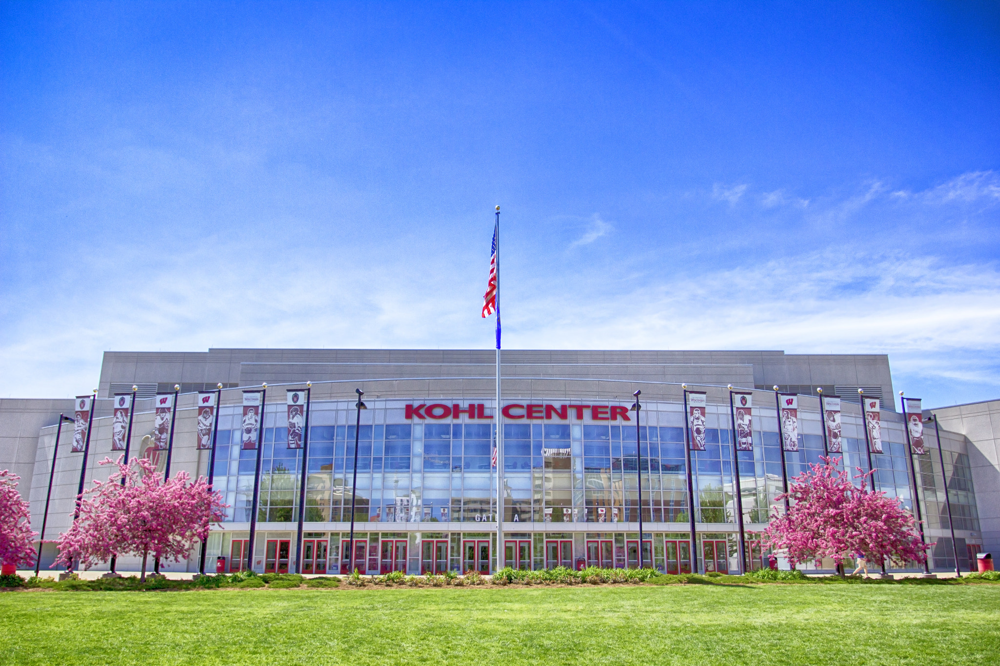 Canon EOS 600D (Rebel EOS T3i / EOS Kiss X5) + Canon EF 17-40mm F4L USM sample photo. Kohl center madison in spring photography