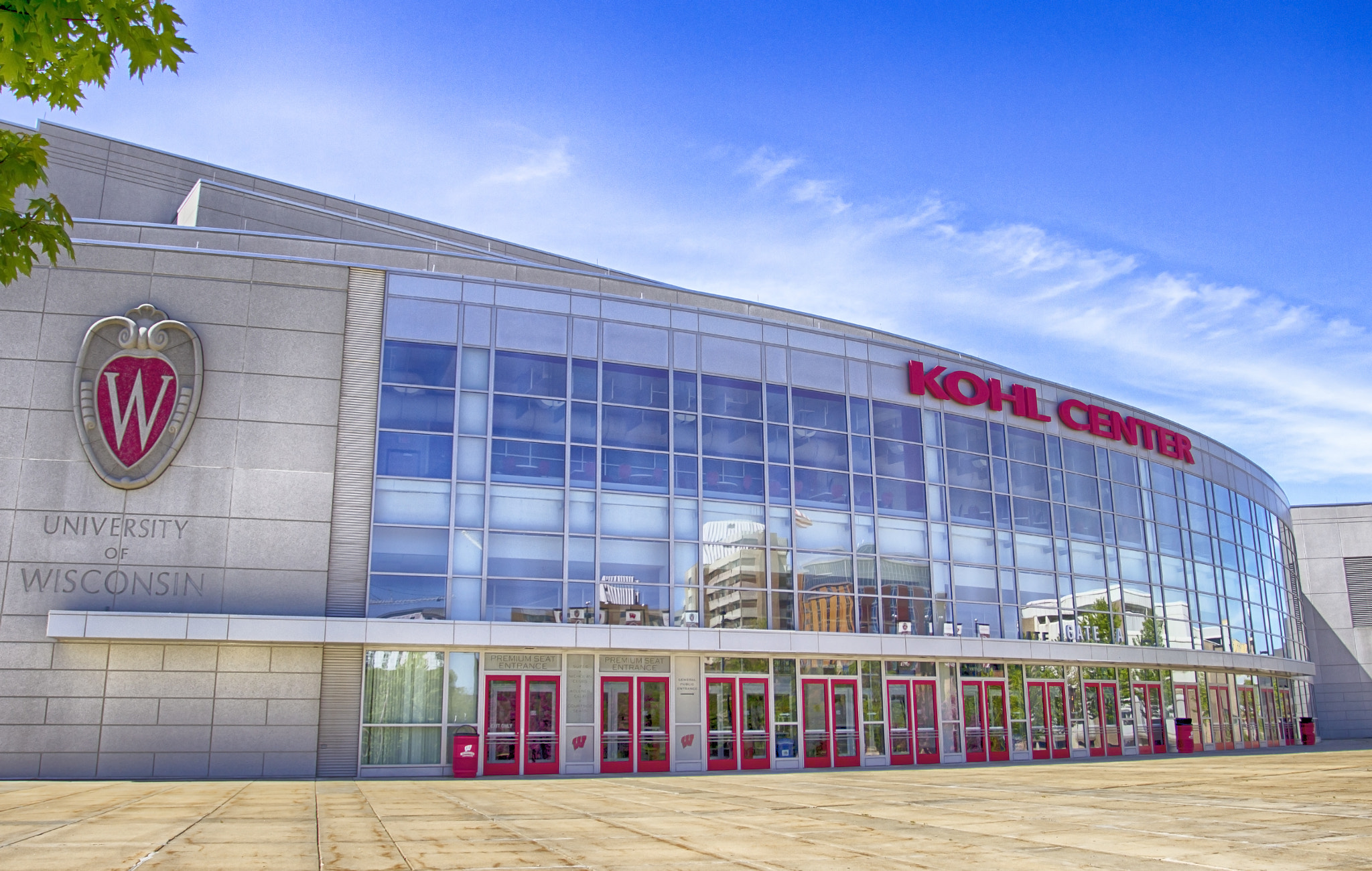 Canon EOS 600D (Rebel EOS T3i / EOS Kiss X5) + Canon EF 17-40mm F4L USM sample photo. Kohl center madison wisconsin photography