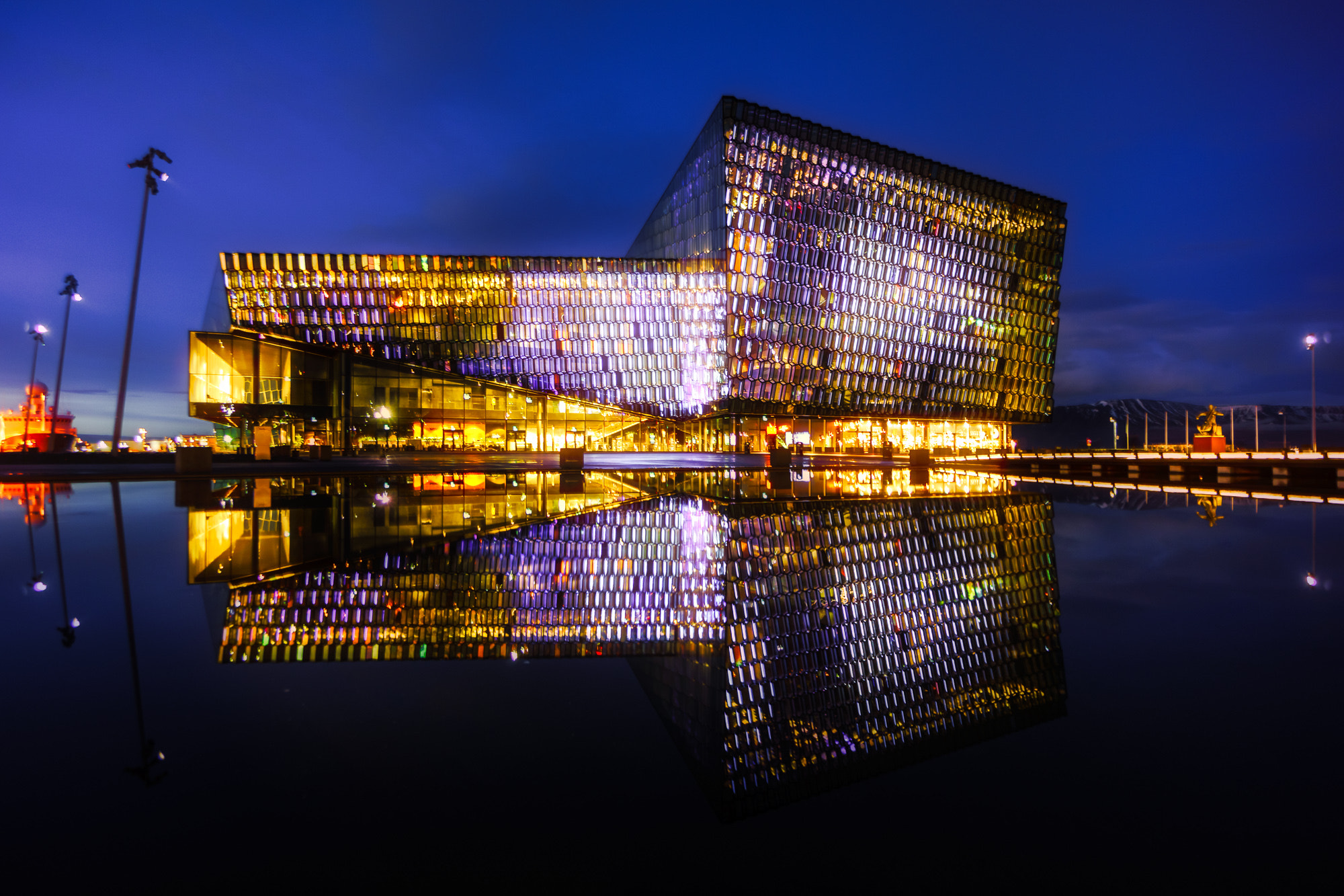 Sony Alpha NEX-7 + Sony E 10-18mm F4 OSS sample photo. Harpa photography