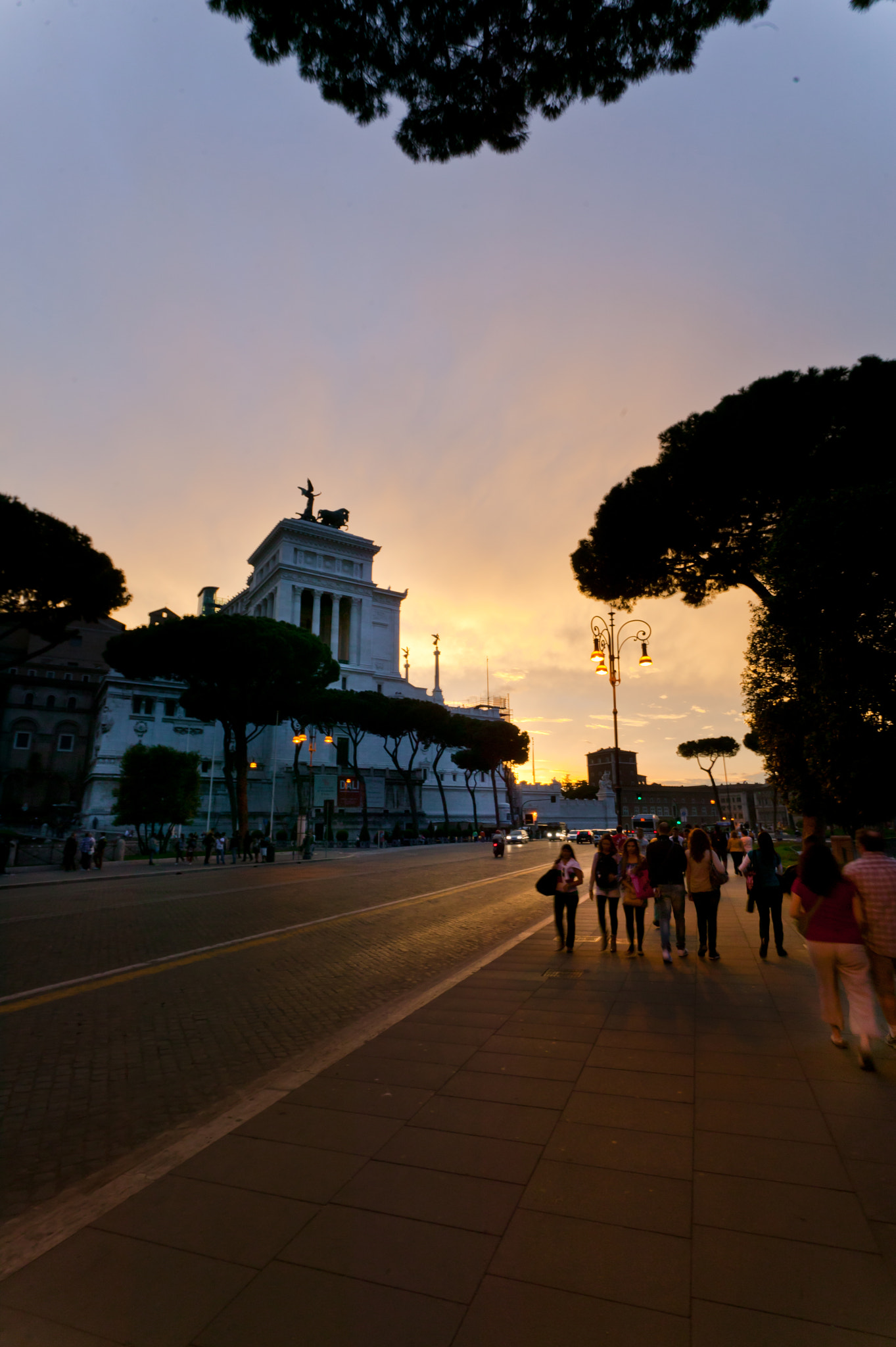 Canon EOS-1Ds sample photo. Vittoriano at sunset photography