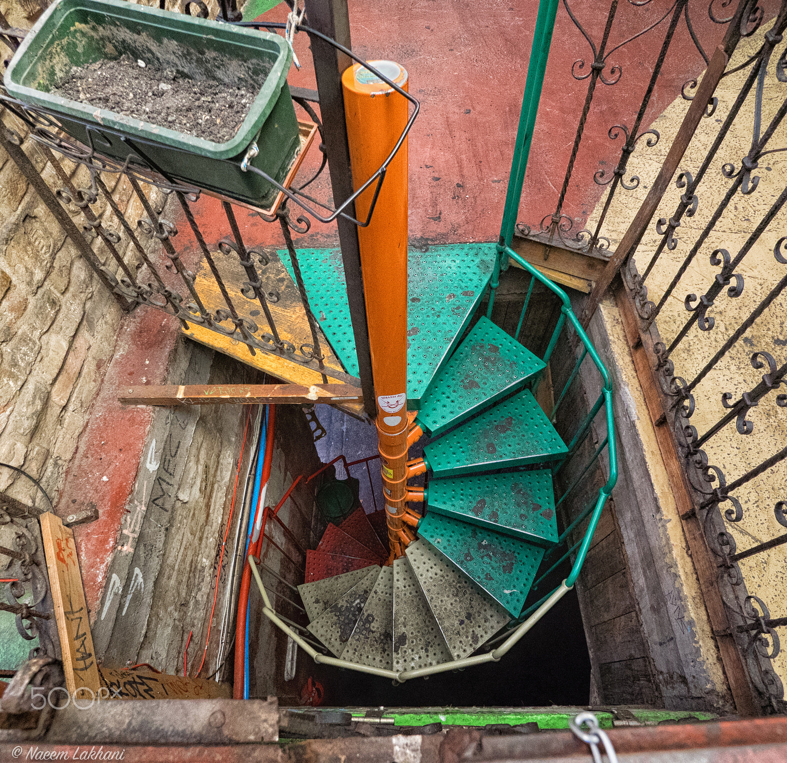 Olympus OM-D E-M1 + Panasonic Lumix G Vario 7-14mm F4 ASPH sample photo. Explore every door photography