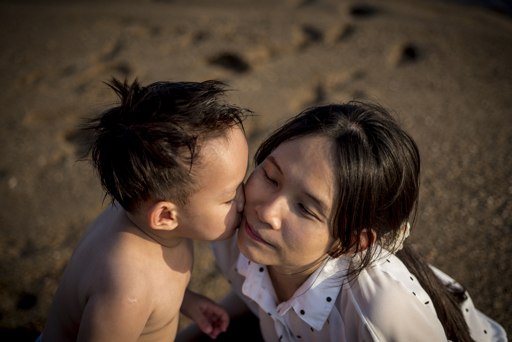 Nikon D750 + AF Micro-Nikkor 60mm f/2.8 sample photo. The asian boy kissing mother in nature photography