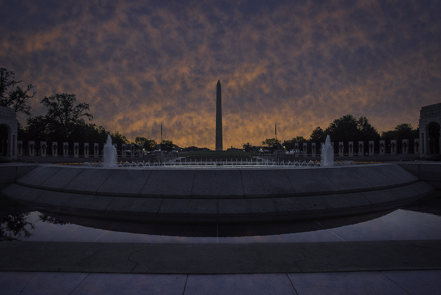 Nikon AF-S Nikkor 17-35mm F2.8D ED-IF sample photo. Sunrise over wwii memorial & washington monument photography