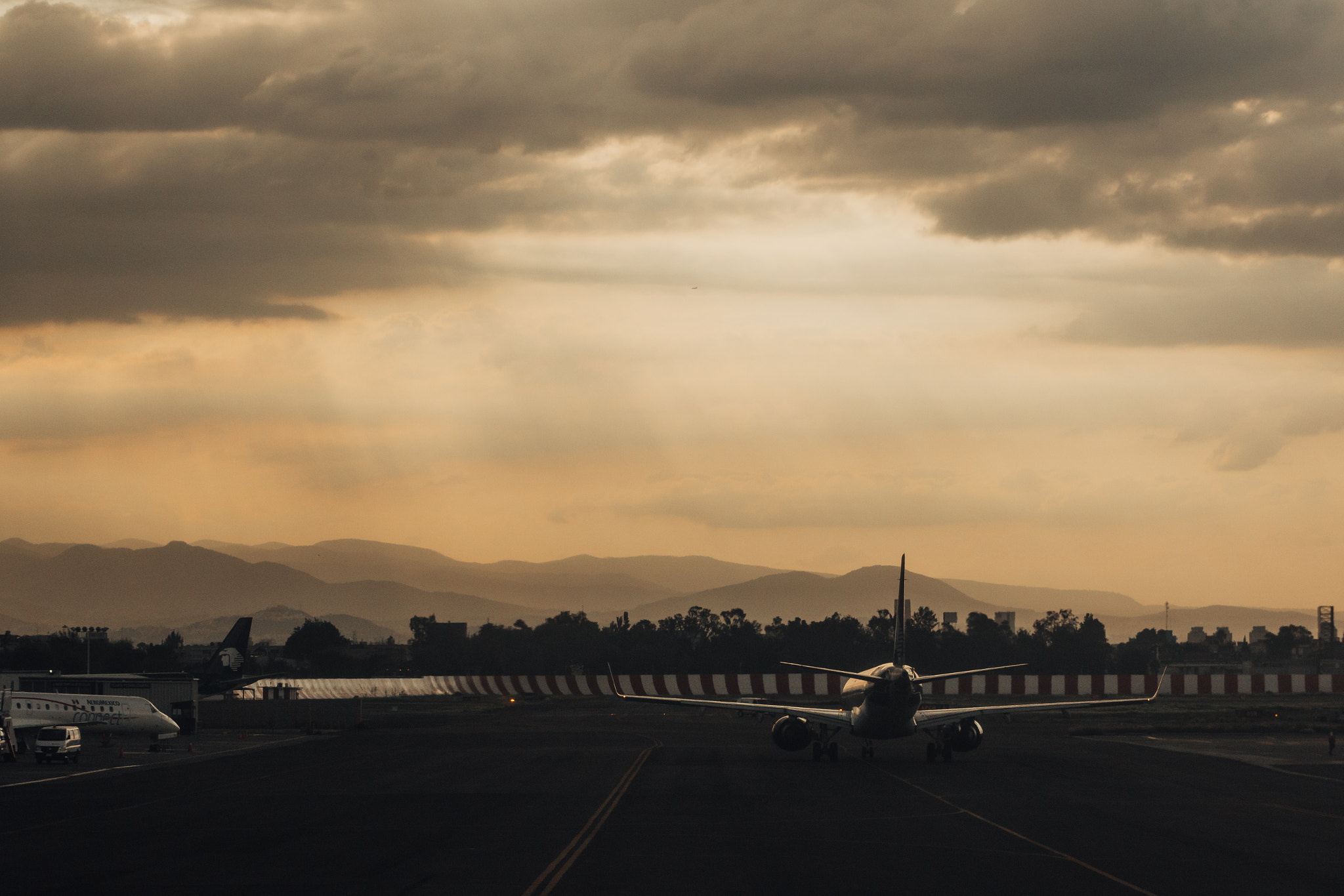 Canon EOS 70D + EF75-300mm f/4-5.6 sample photo. Aeropuerto photography