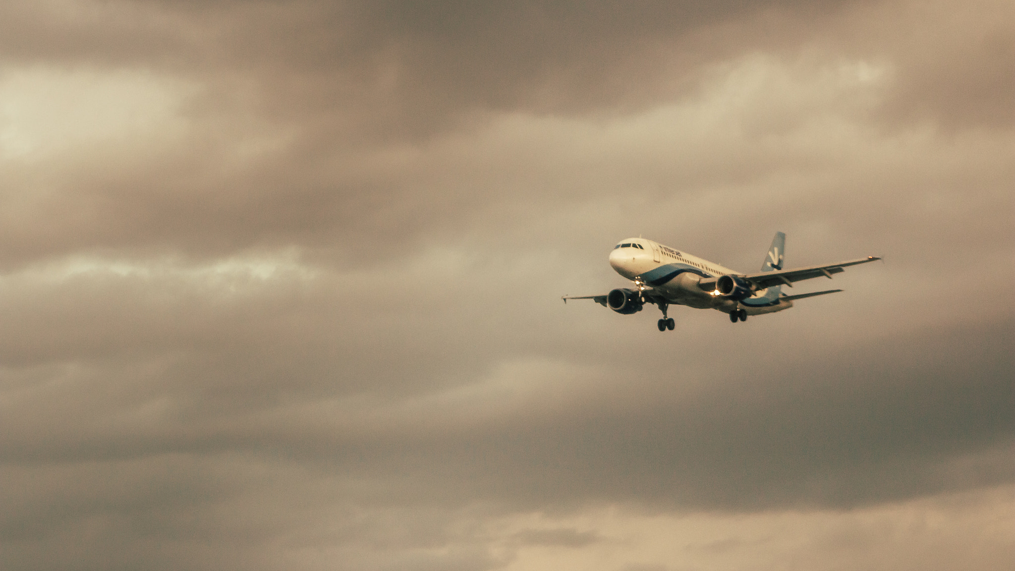 Canon EOS 70D + EF75-300mm f/4-5.6 sample photo. Aeropuerto photography