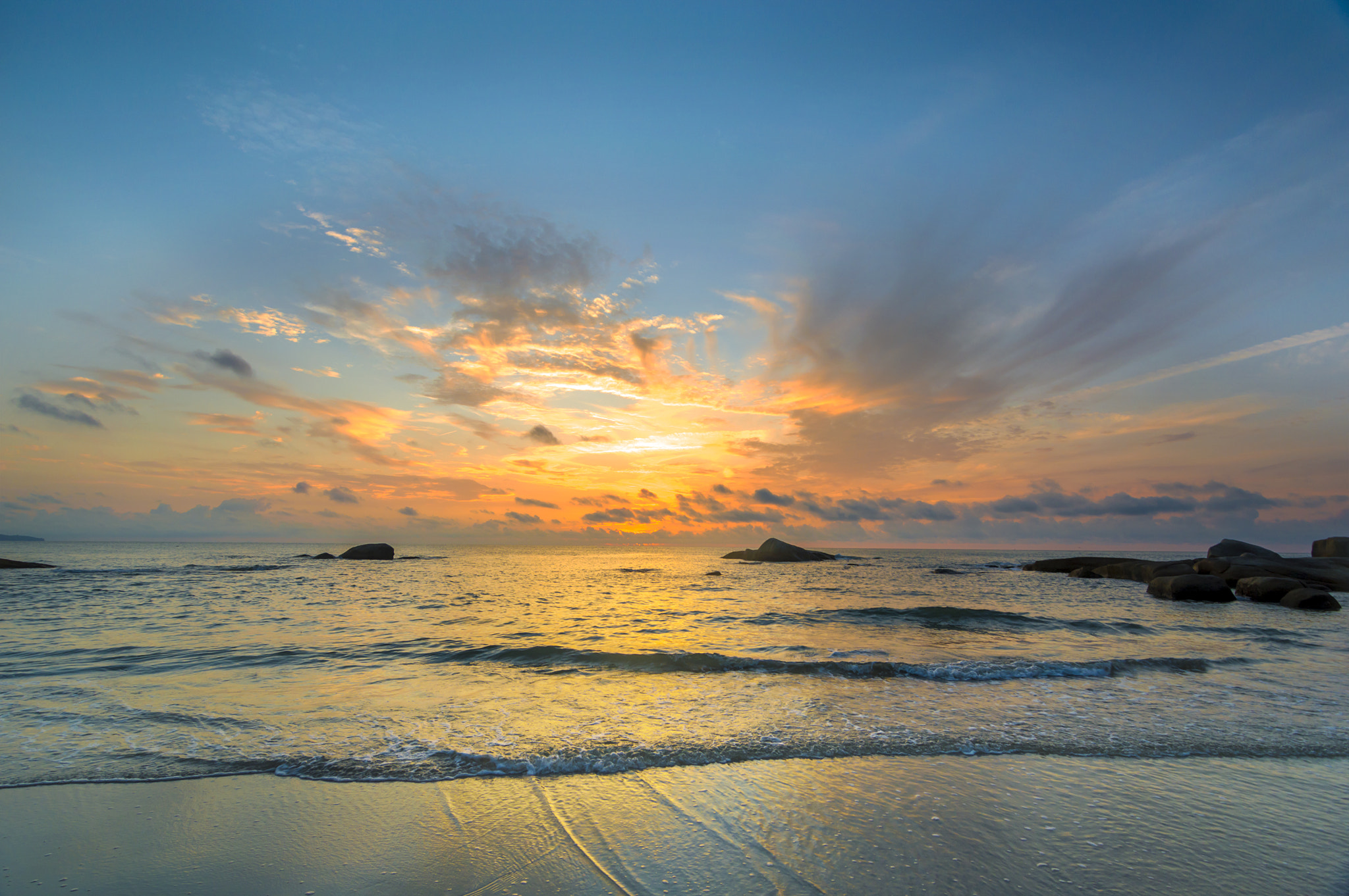 Nikon D3200 sample photo. Beach with sunrise background photography