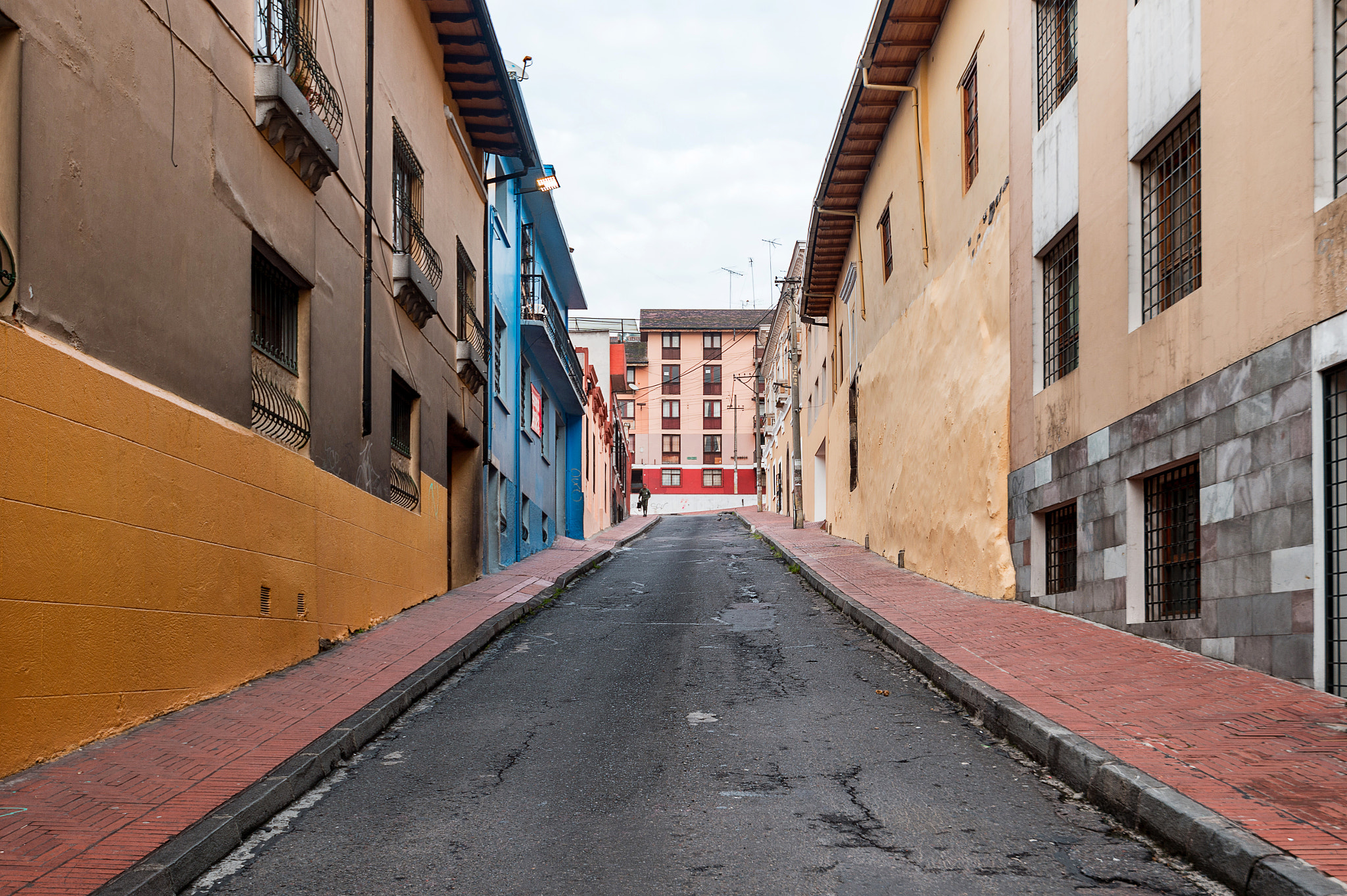 Nikon AF-S Nikkor 16-35mm F4G ED VR sample photo. Quito street photography