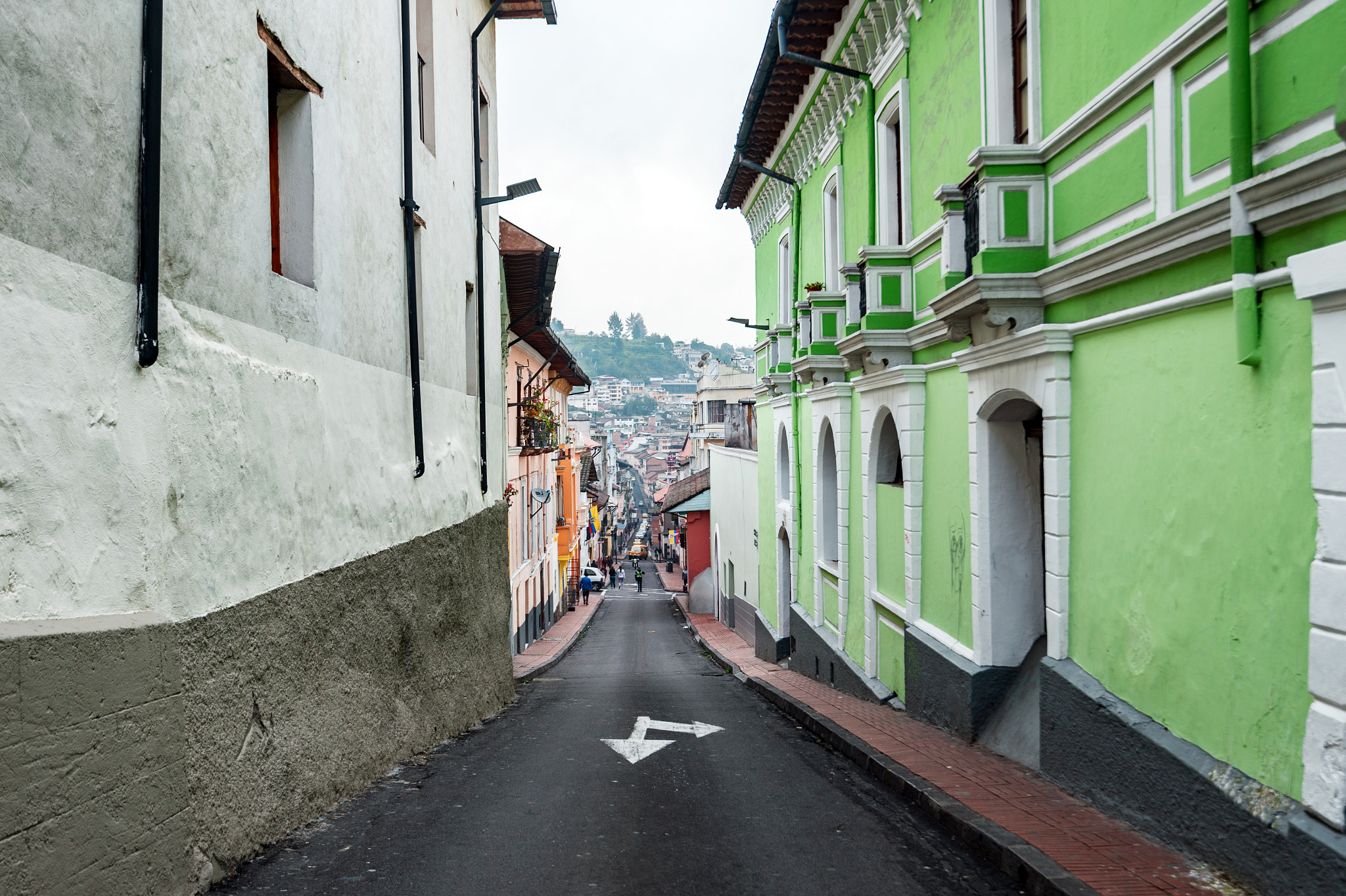 Nikon AF-S Nikkor 16-35mm F4G ED VR sample photo. Quito street photography