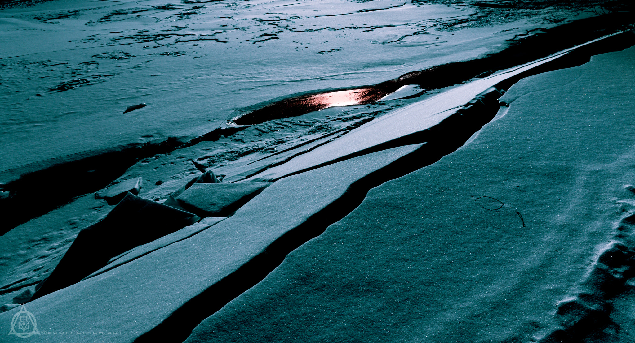 smc PENTAX-DA L 18-55mm F3.5-5.6 sample photo. Fractured frames, scattered flesh photography