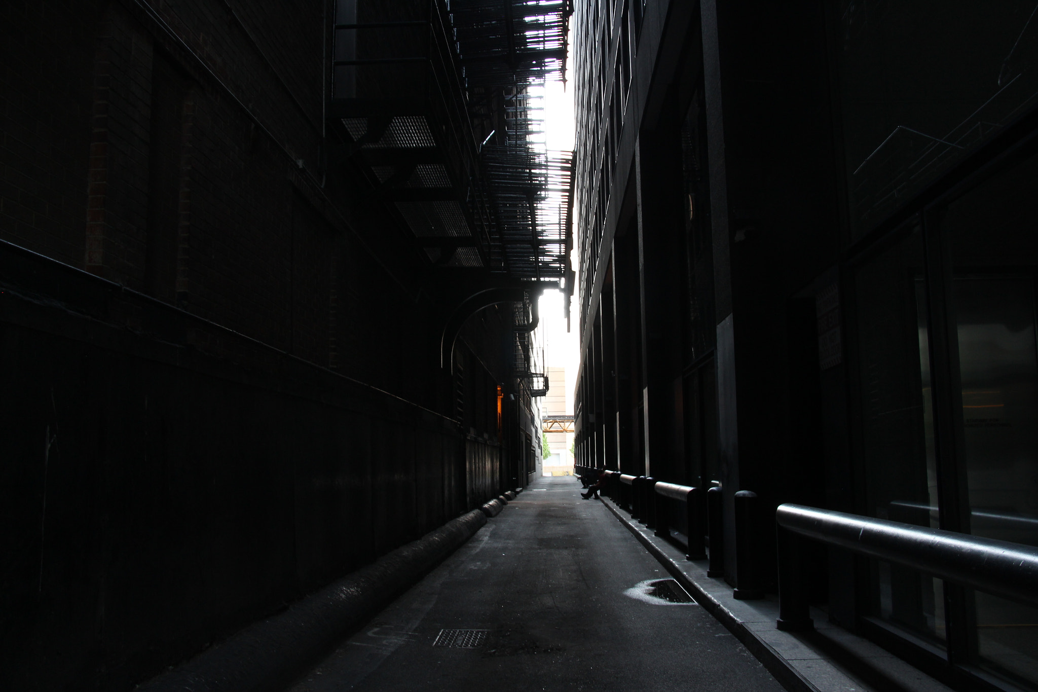Canon EOS 650D (EOS Rebel T4i / EOS Kiss X6i) + Canon EF 50mm f/1.8 sample photo. Cold streets, where solace is cheap photography