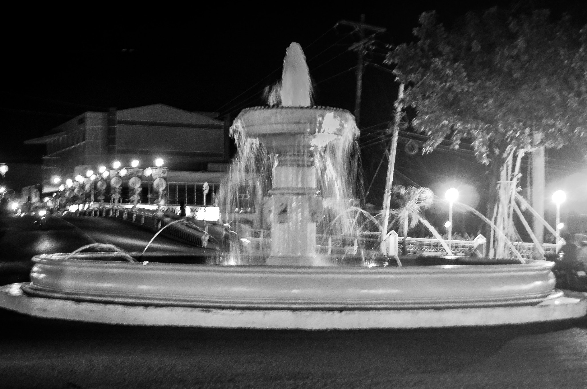 AF Zoom-Nikkor 35-70mm f/2.8D sample photo. Fountain photography