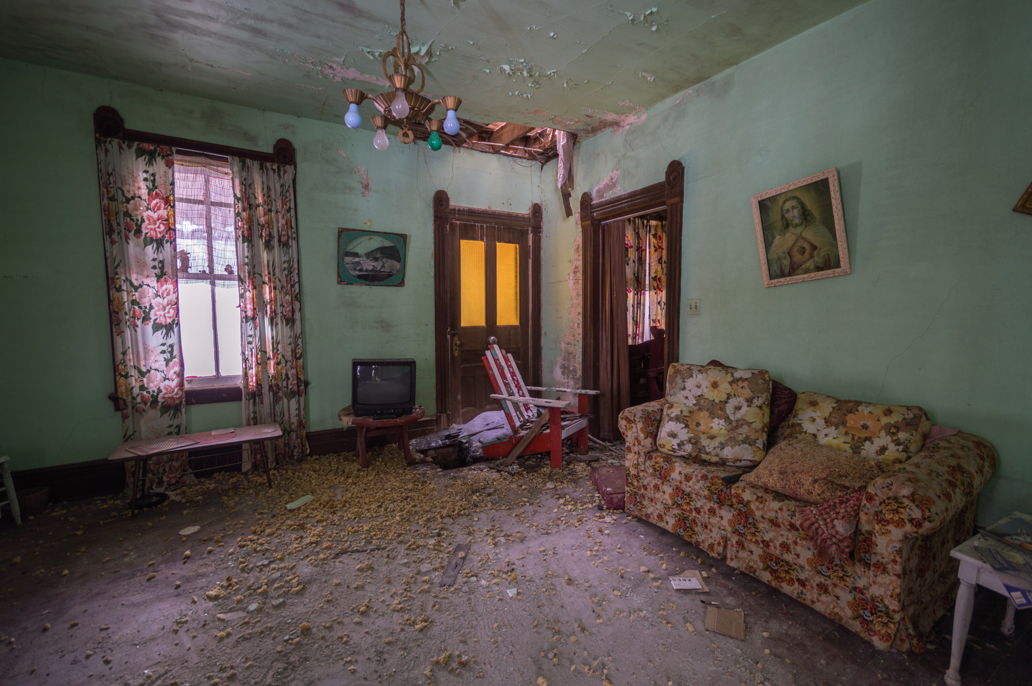 Sigma 10-20mm F4-5.6 EX DC HSM sample photo. Living room jesus abandoned house photography