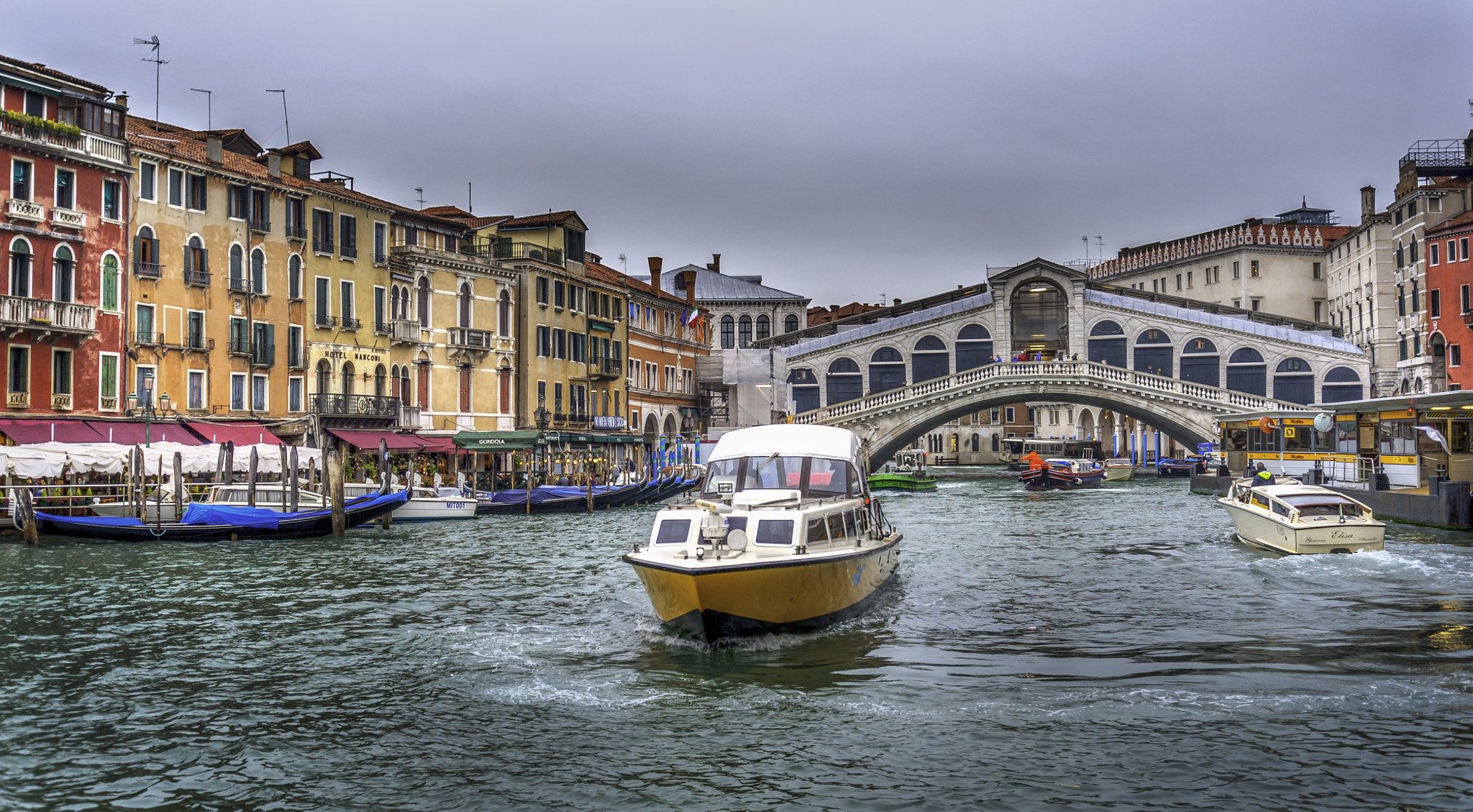 Nikon D700 sample photo. Rain on the grand canal at the rialto bridge photography