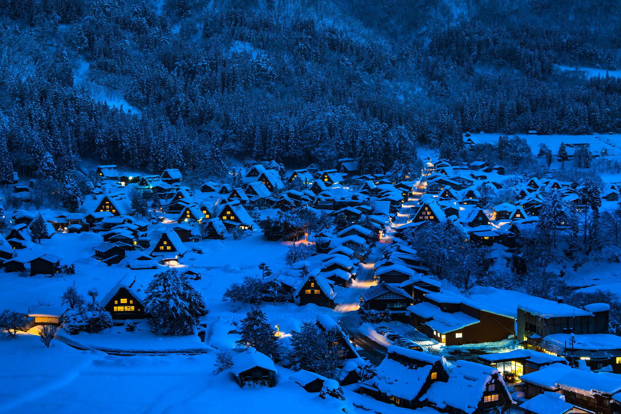 Sony a7R II + Sony 70-400mm F4-5.6 G SSM II sample photo. Shirakawa-go at night photography