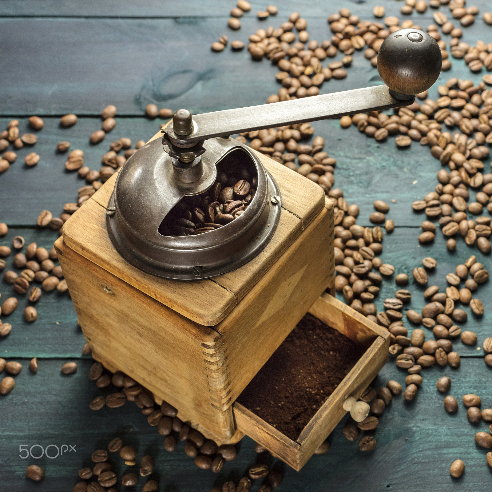 Canon EOS 5DS R + Canon EF 50mm F1.4 USM sample photo. Vintage coffee grinder with beans scattered around photography