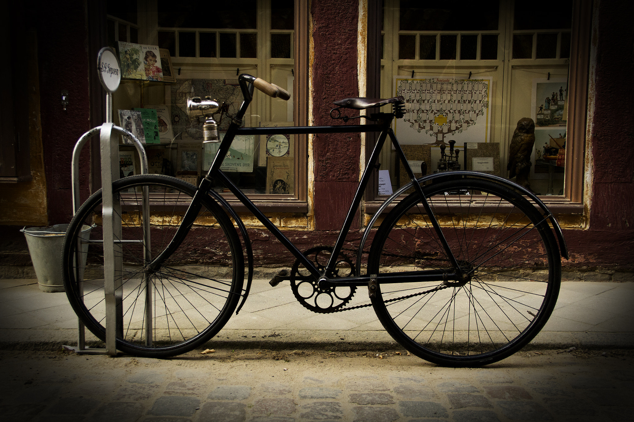 Canon EOS 1200D (EOS Rebel T5 / EOS Kiss X70 / EOS Hi) sample photo. Old bike in the old city denmark photography