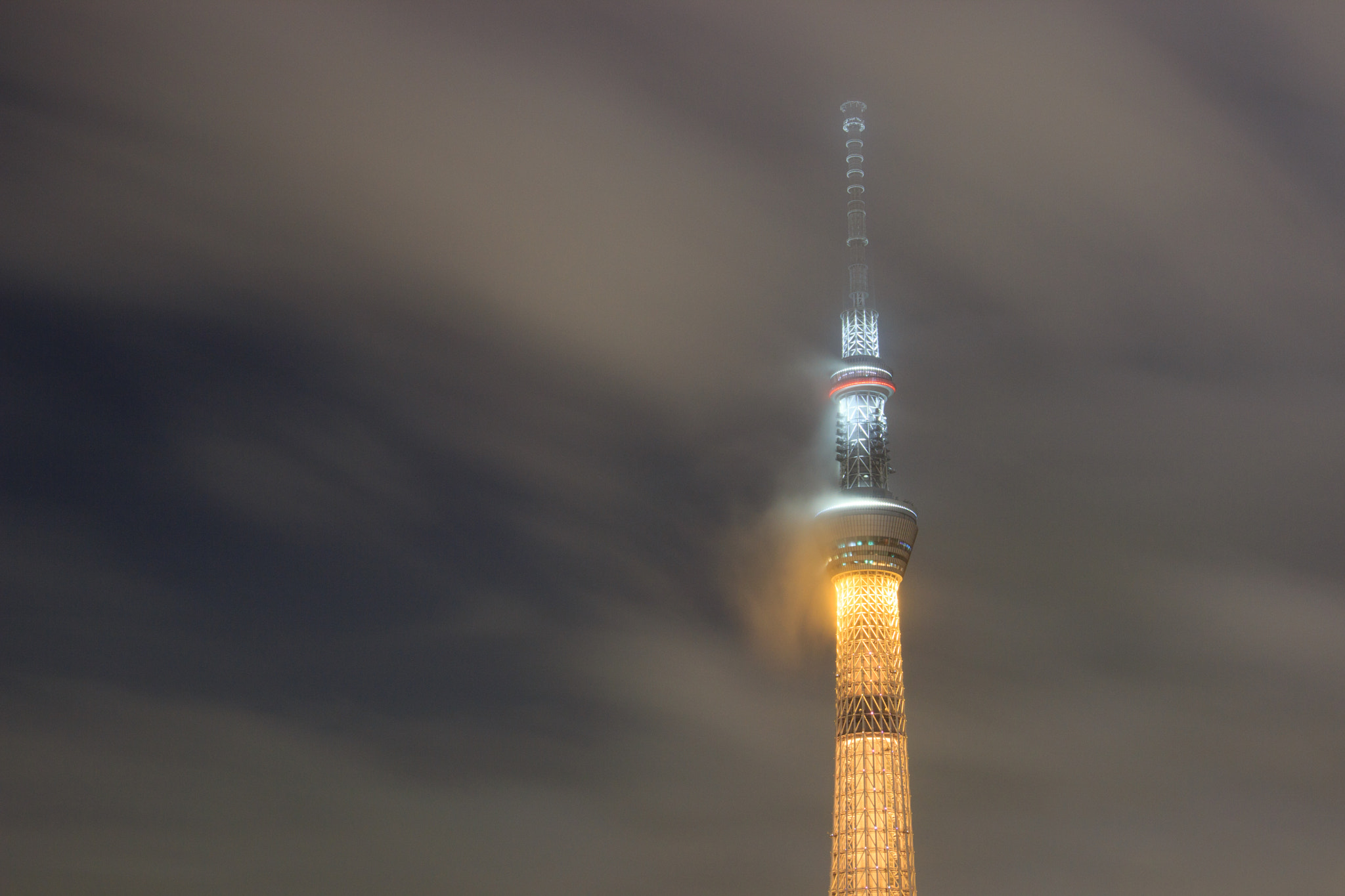 Canon EF 16-35mm F2.8L II USM sample photo. Dans les nuages photography