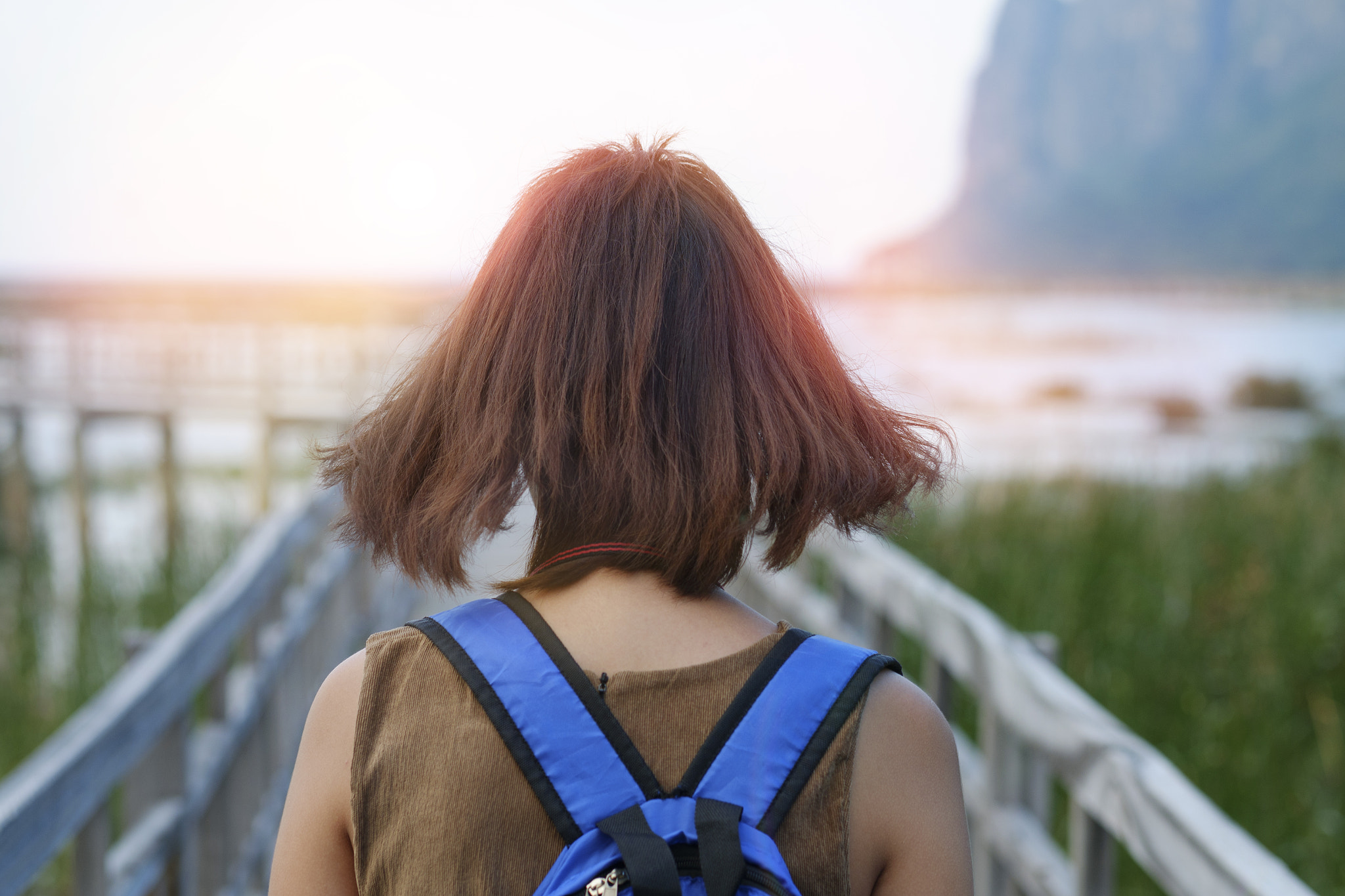 Fujifilm X-A2 + Fujifilm XF 60mm F2.4 R Macro sample photo. Hipster young girl with backpack enjoying sunset on peak of fogg photography