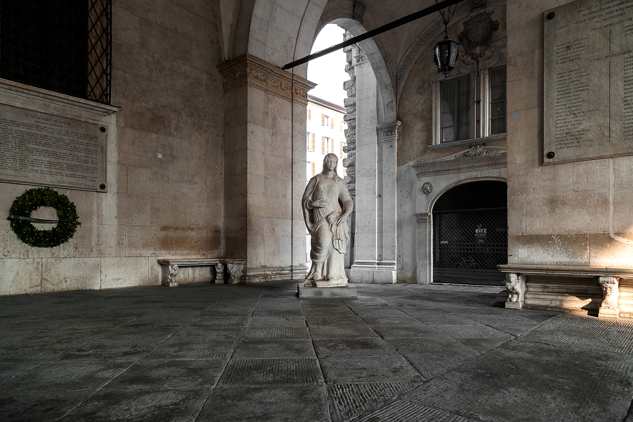 Canon EOS-1Ds Mark II sample photo. Brescia :: piazza loggia photography