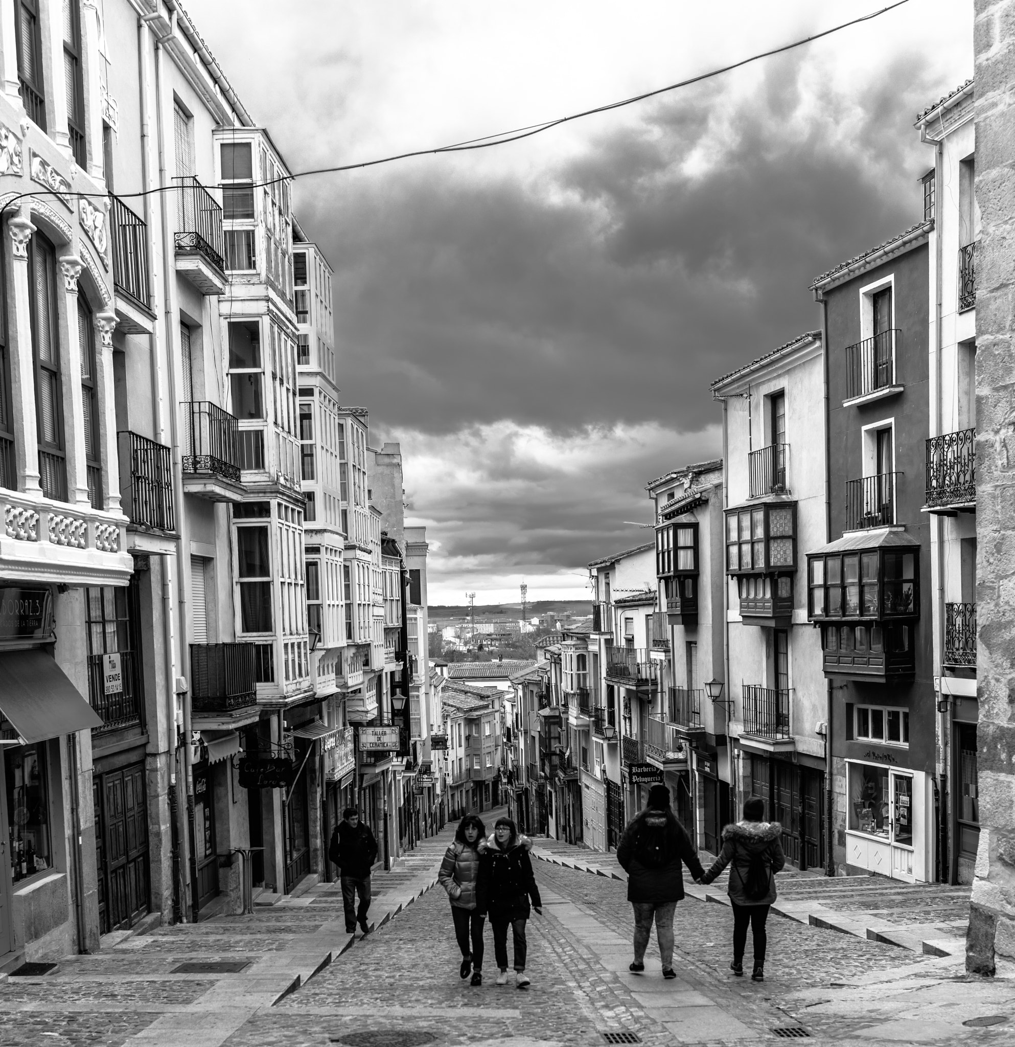 Canon EF 35mm F1.4L II USM sample photo. Calle empinada zamora black & white photography