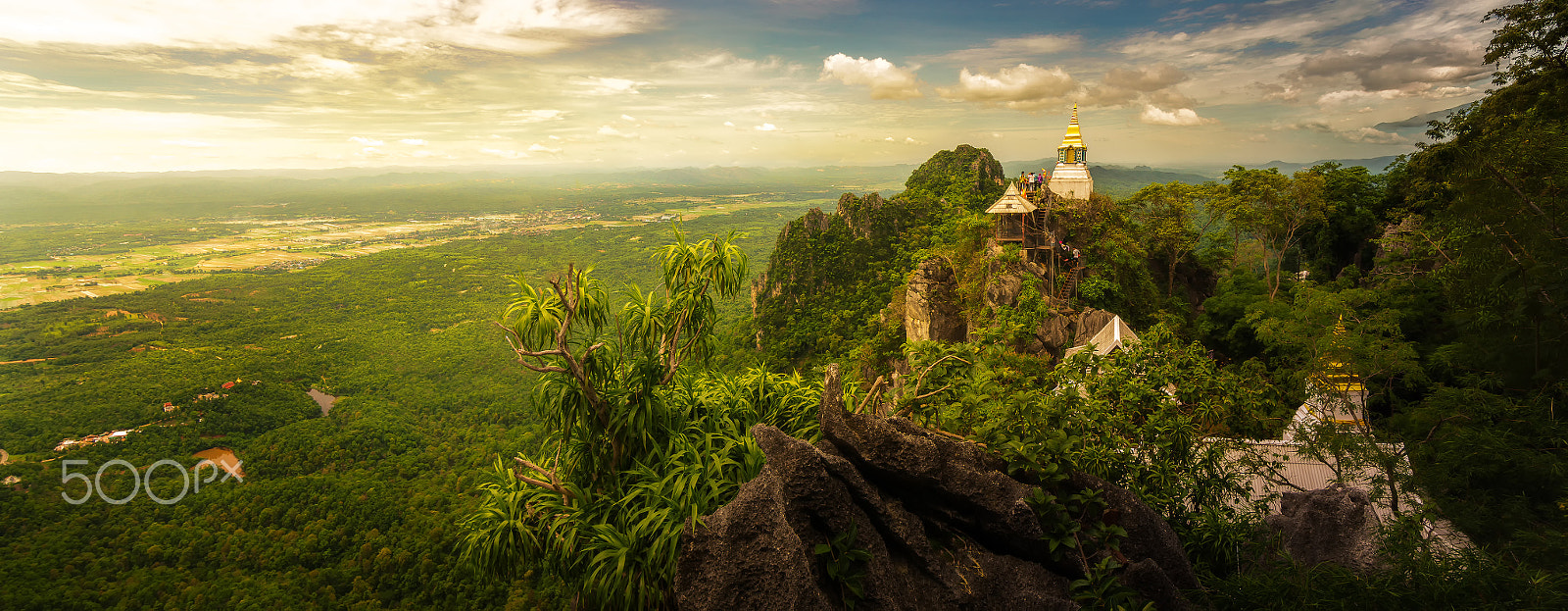 Sony a6000 + 20mm F2.8 sample photo. Wat chaloem phrakiat lampang , thailand photography