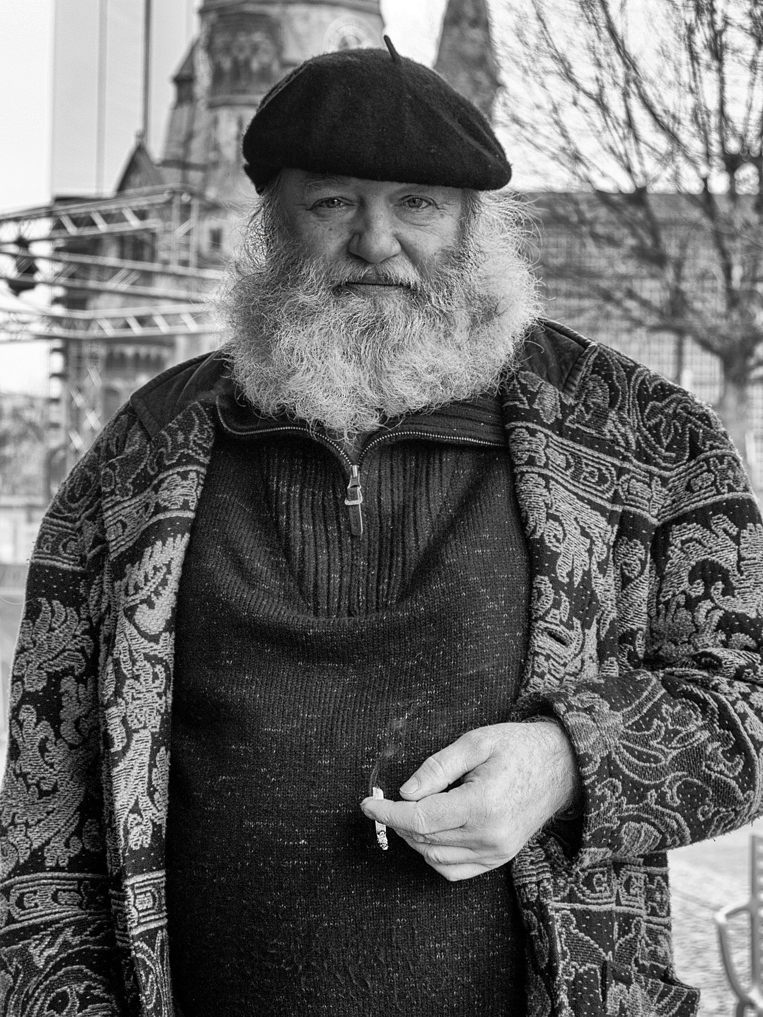 Canon EOS 1200D (EOS Rebel T5 / EOS Kiss X70 / EOS Hi) + Canon TS-E 90mm F2.8 Tilt-Shift sample photo. Old man in berlin photography