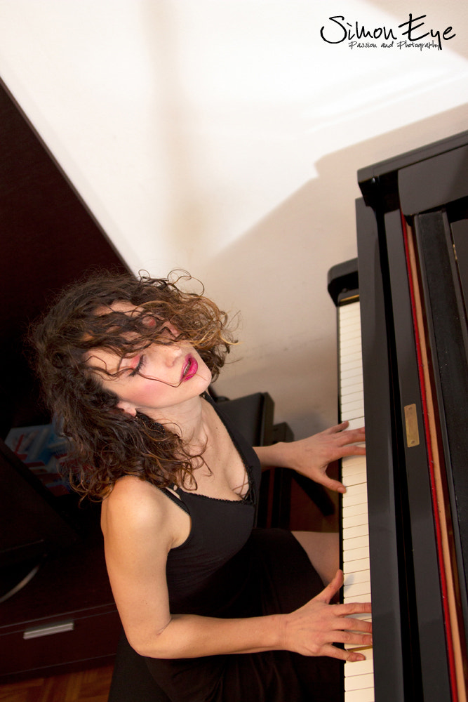 Canon EOS 1100D (EOS Rebel T3 / EOS Kiss X50) sample photo. Federica on piano photography