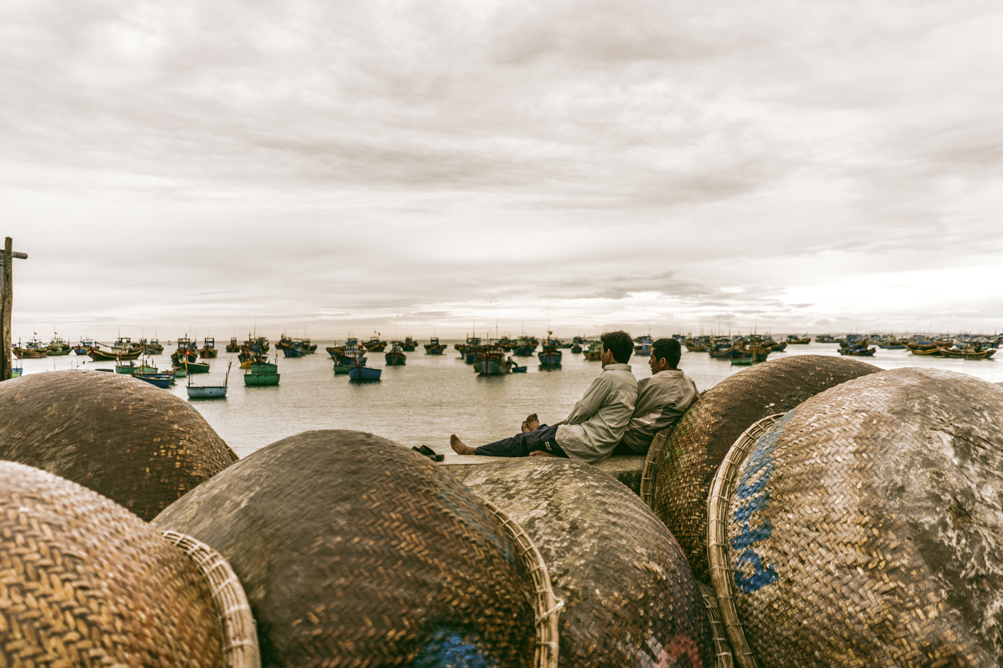 Sony a7 + Sony FE 28mm F2 sample photo. We're talking about the sea photography