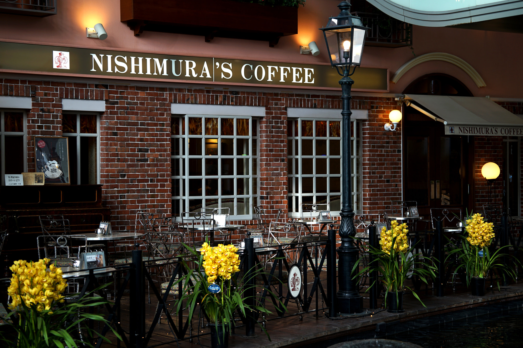 Sony FE 70-300mm F4.5-5.6 G OSS sample photo. Cafe photography