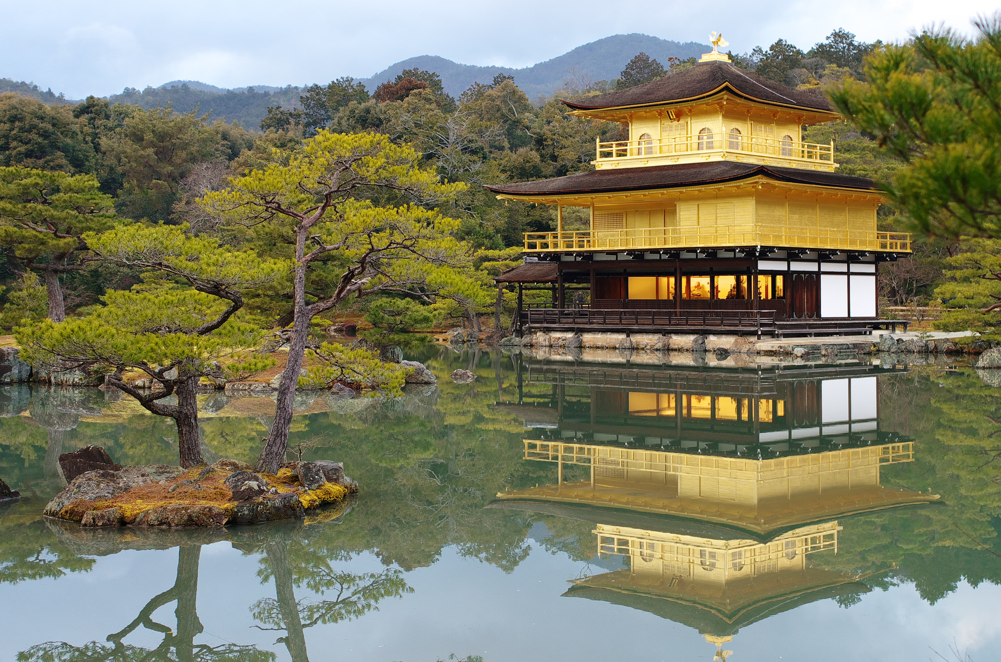 Pentax K-5 IIs + HD Pentax-FA 35mm F2 AL sample photo. Winter kinkakuji temple photography