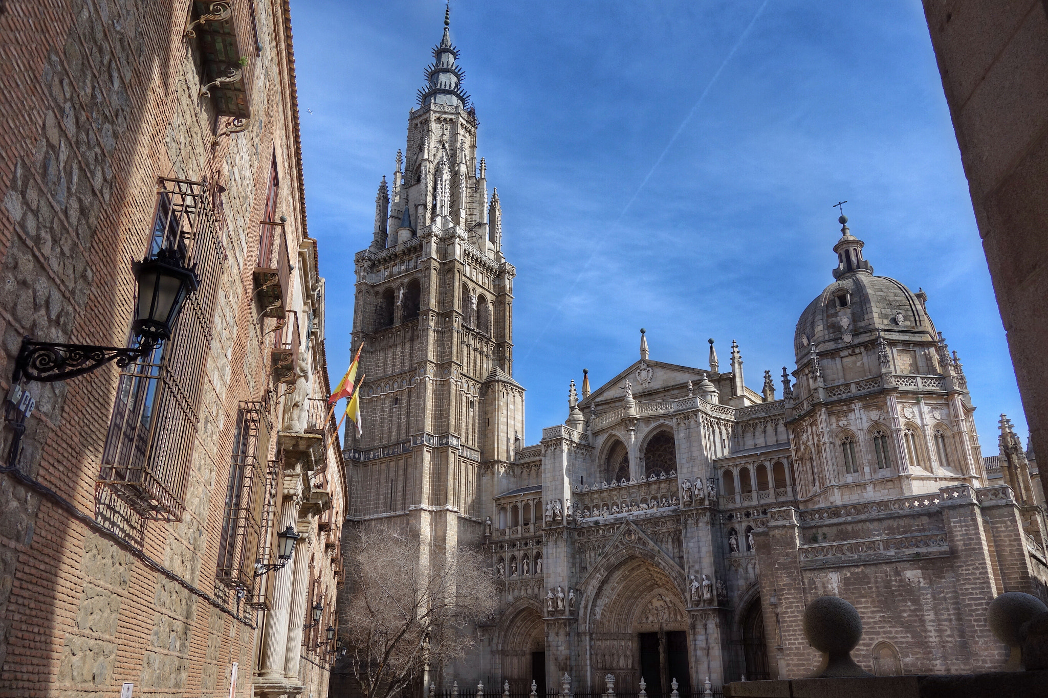 Sony Cyber-shot DSC-RX100 + Sony 28-100mm F1.8-4.9 sample photo. En pleno casco histórico de toledo se erige orgullosa la dives toletana - catedral de sta. maría... photography