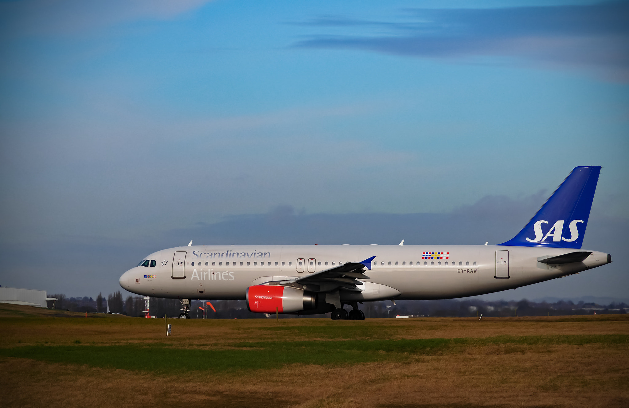 Olympus PEN-F + Panasonic Lumix G Vario 45-200mm F4-5.6 OIS sample photo. Scandinavian airlines airbus photography