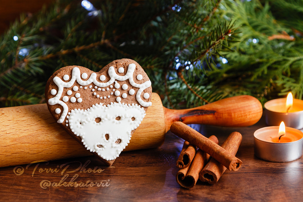 Canon EOS 650D (EOS Rebel T4i / EOS Kiss X6i) + Canon EF 24-105mm F4L IS USM sample photo. Christmas heart shape gingerbread with lace icing photography