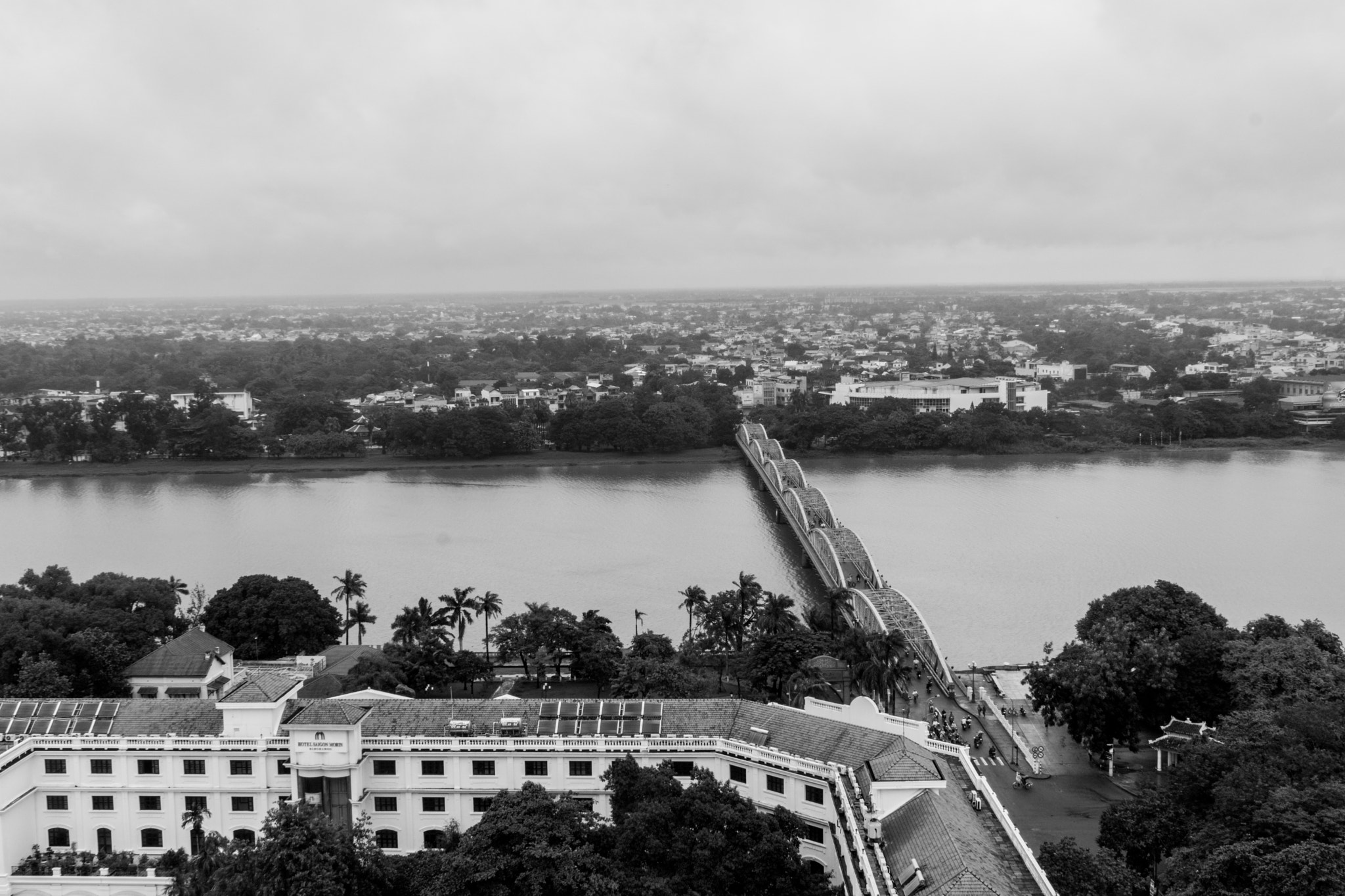 Sony a6000 + Sony FE 28-70mm F3.5-5.6 OSS sample photo. Trường tiền bridge  photography