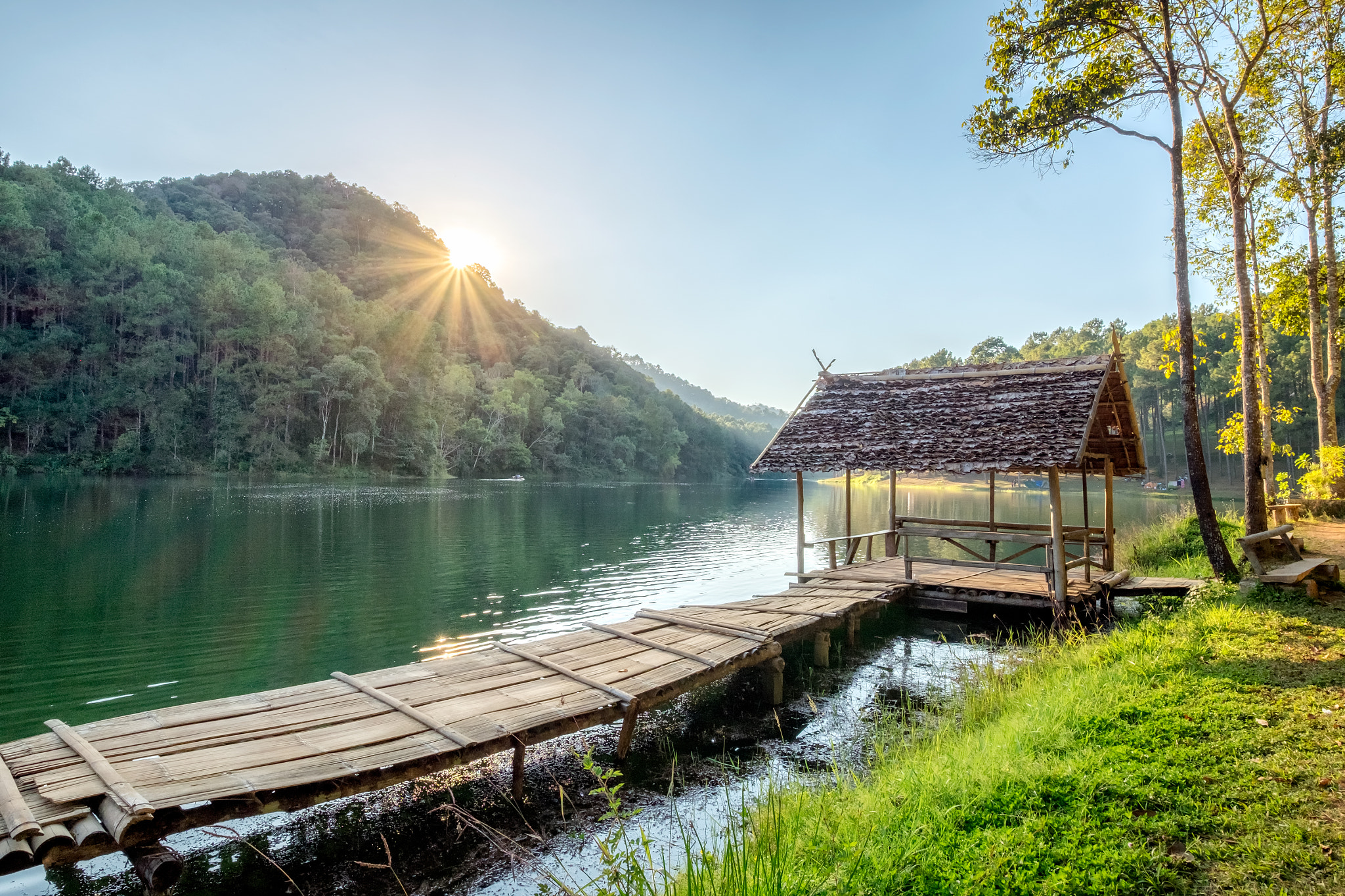 Fujifilm X-E2 + Fujifilm XF 10-24mm F4 R OIS sample photo. Cottage on reservoir at sunset photography