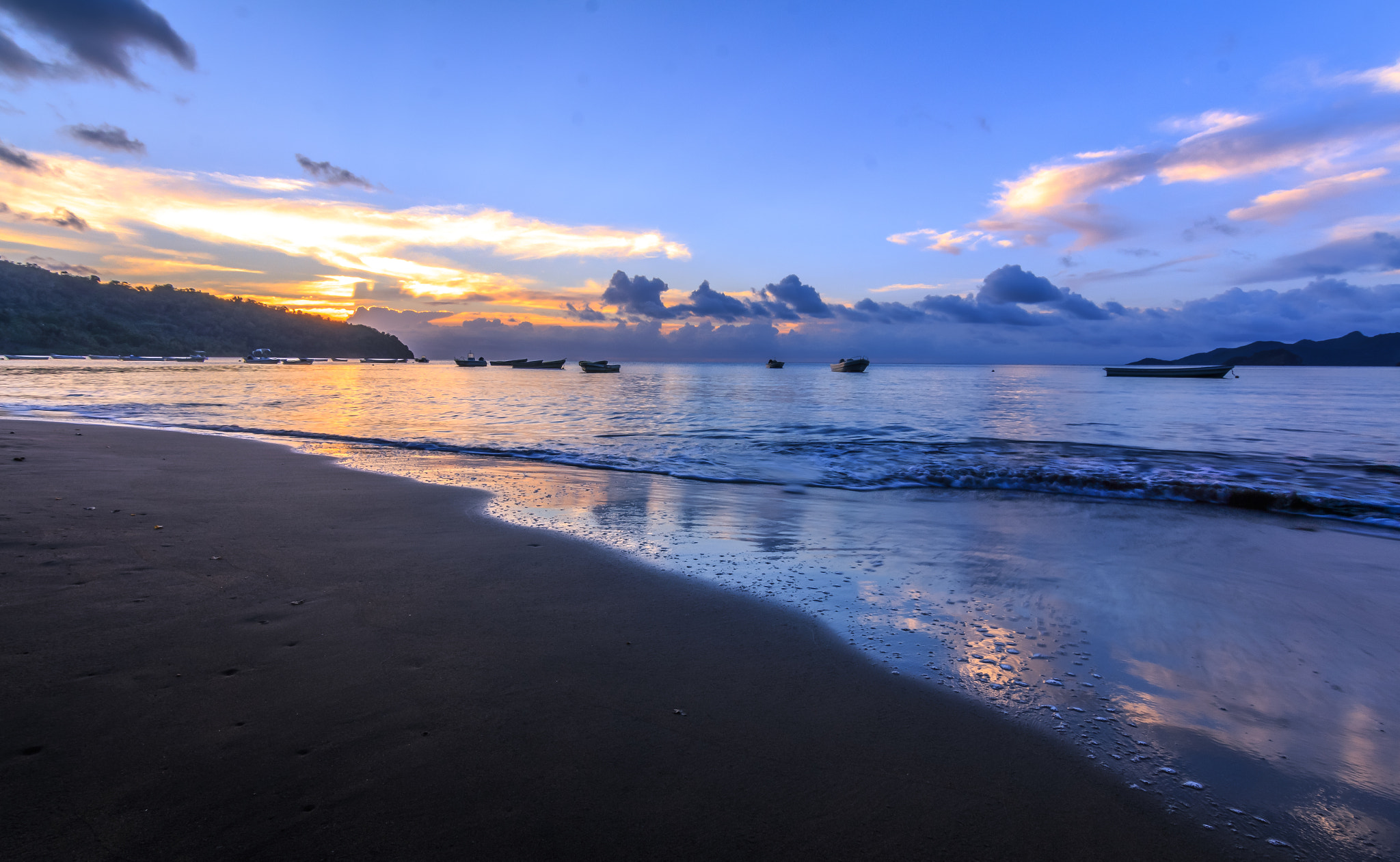 Canon EOS 700D (EOS Rebel T5i / EOS Kiss X7i) + Tokina AT-X Pro 11-16mm F2.8 DX sample photo. Shy sunset on mtsamboro beach, mayotte island photography