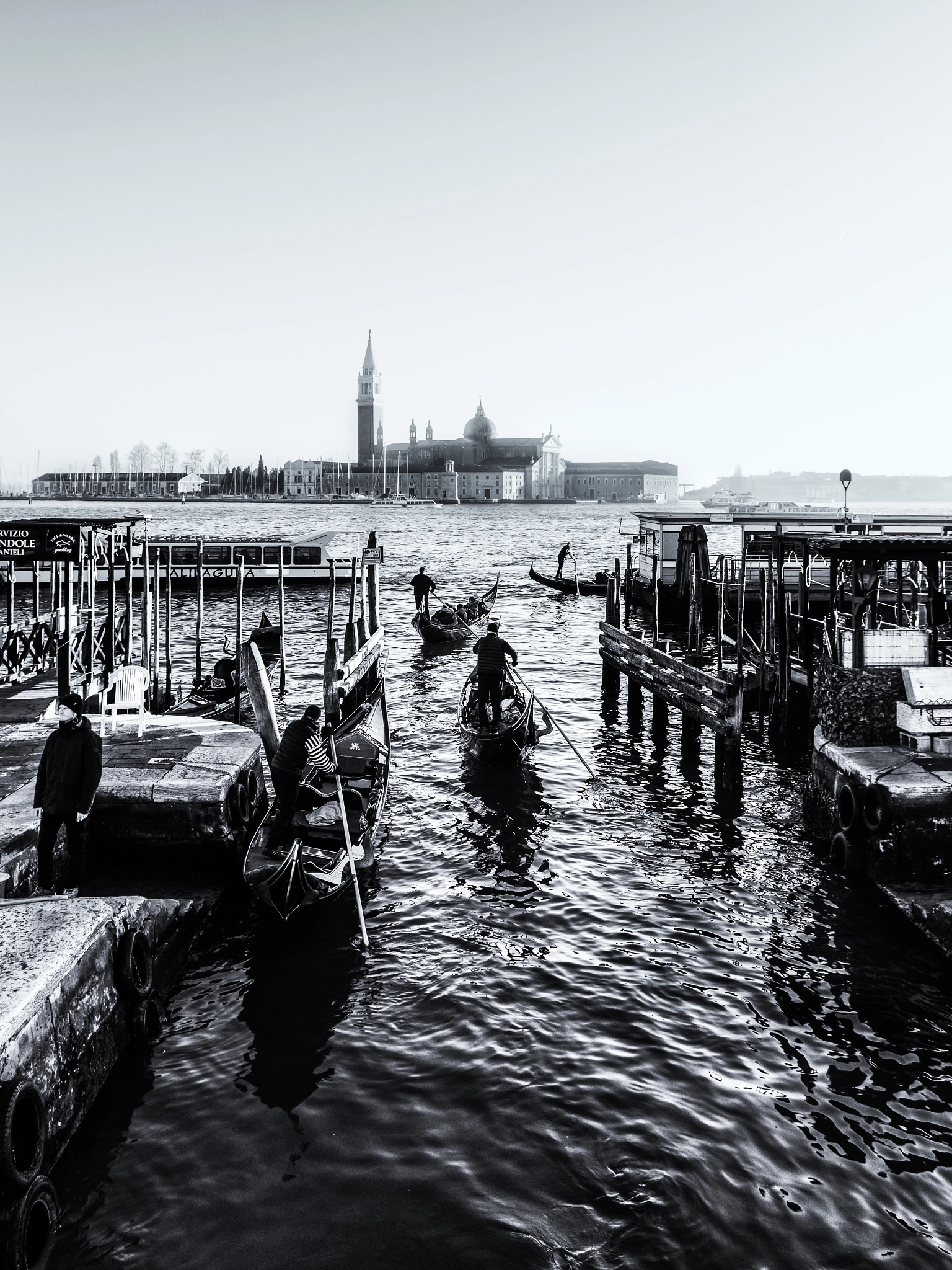 Pentax smc DA 18-55mm F3.5-5.6 AL WR sample photo. Venezia - gondolieri photography