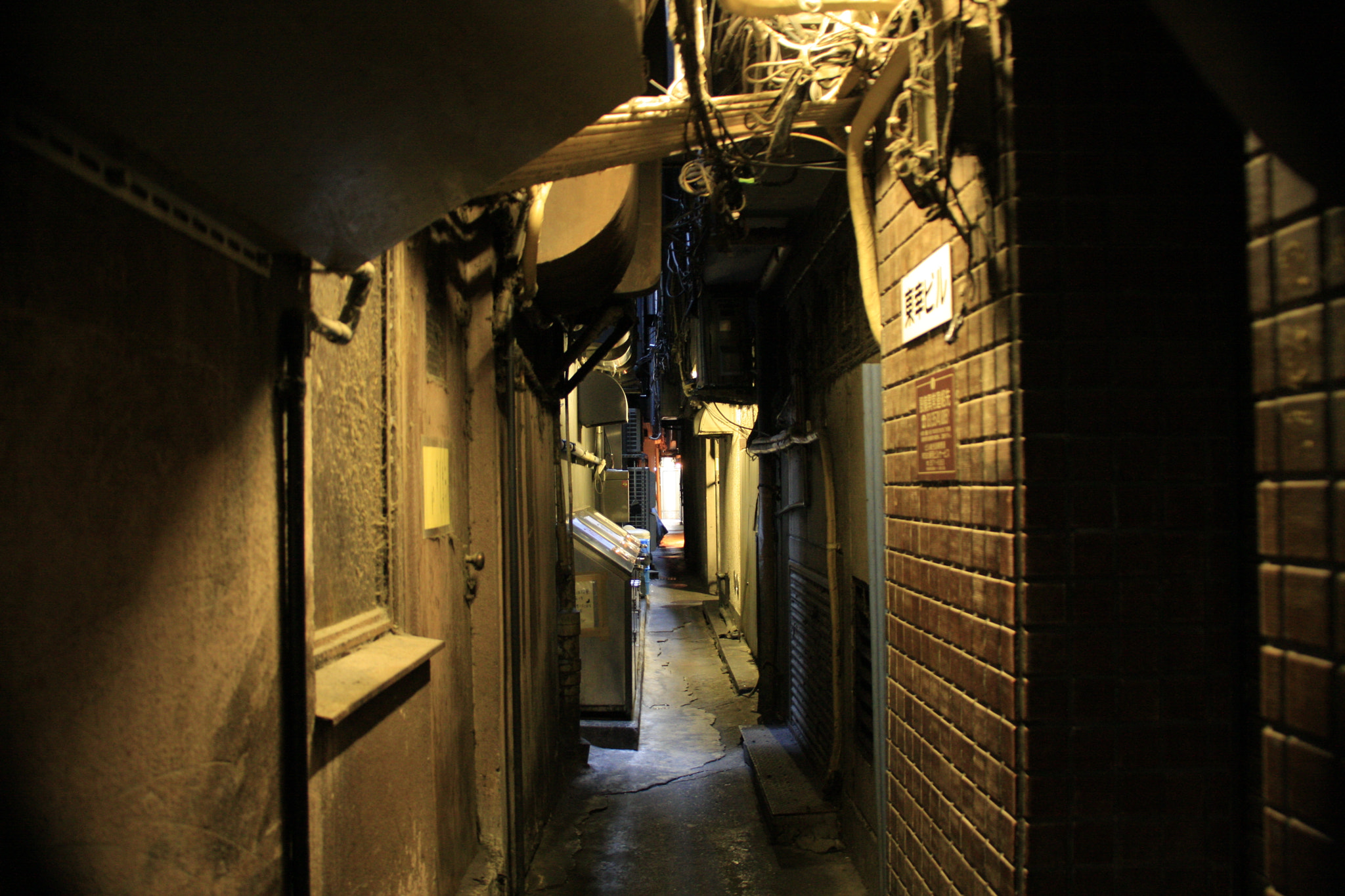 Canon EOS 40D + Canon EF 75-300mm F4.0-5.6 IS USM sample photo. Back lined alley of ginza where luxury boutiques gather(銀座) photography