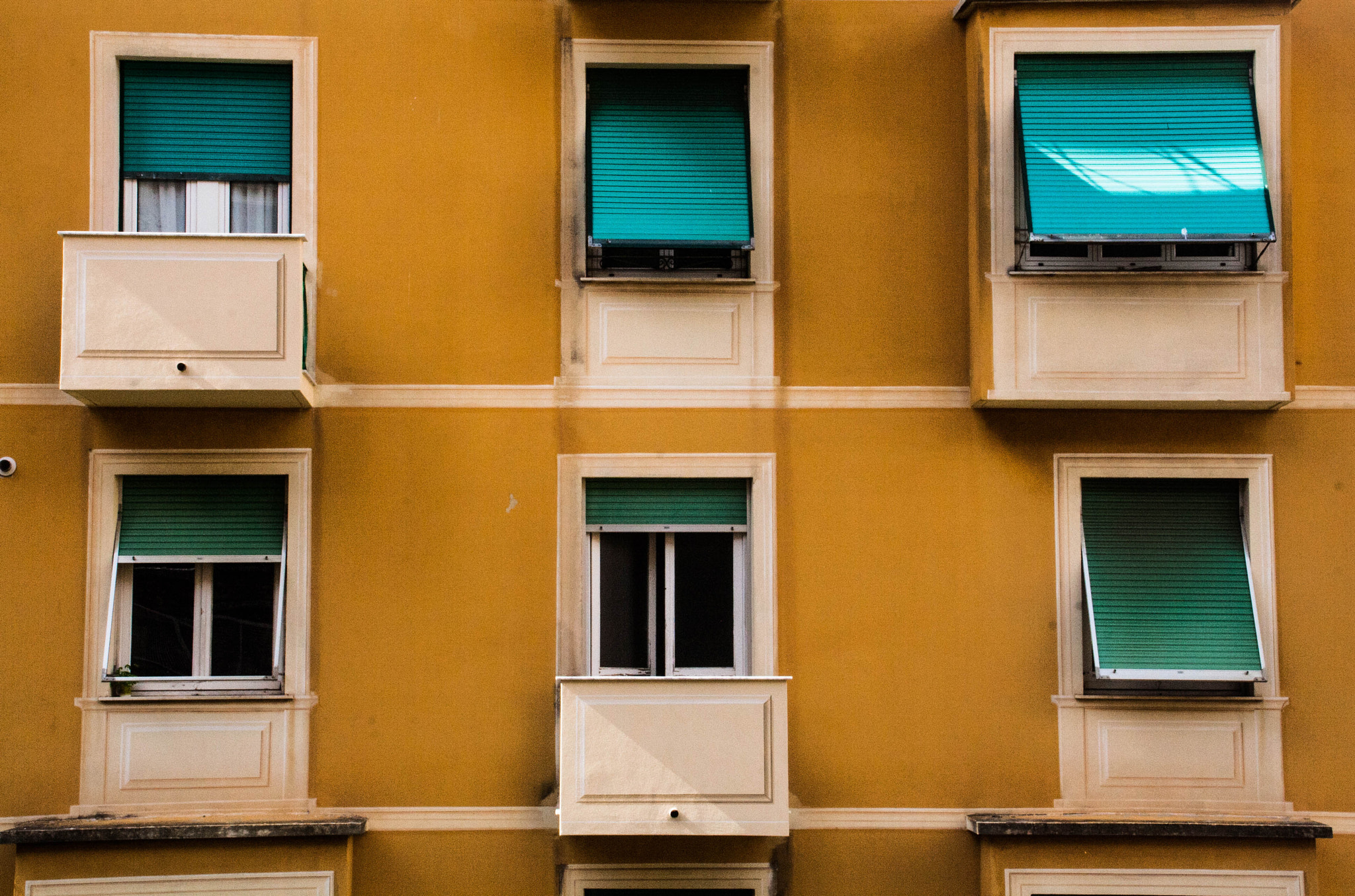 Canon EOS 1000D (EOS Digital Rebel XS / EOS Kiss F) sample photo. Yellow wall/blue blinds photography