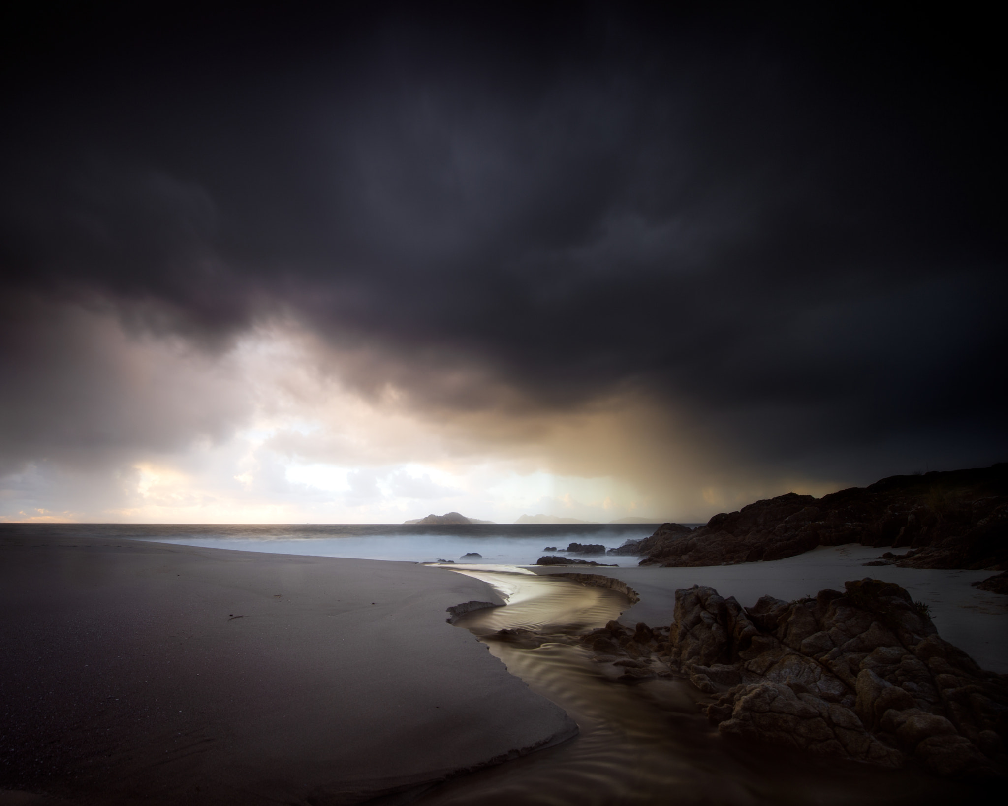 Nikon AF-S Nikkor 14-24mm F2.8G ED sample photo. Golden river photography