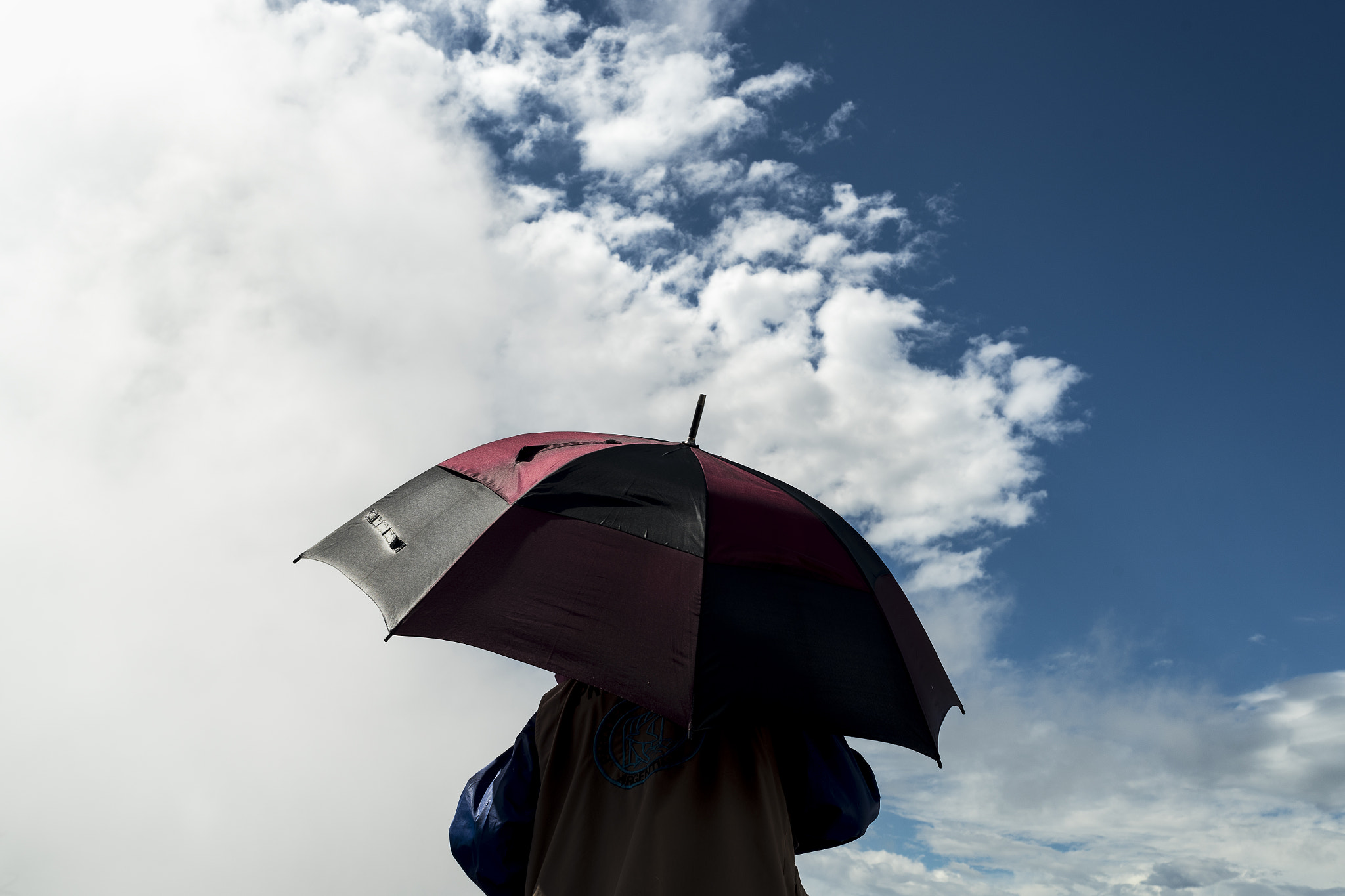 Nikon AF Nikkor 35mm F2D sample photo. Umbrella man photography