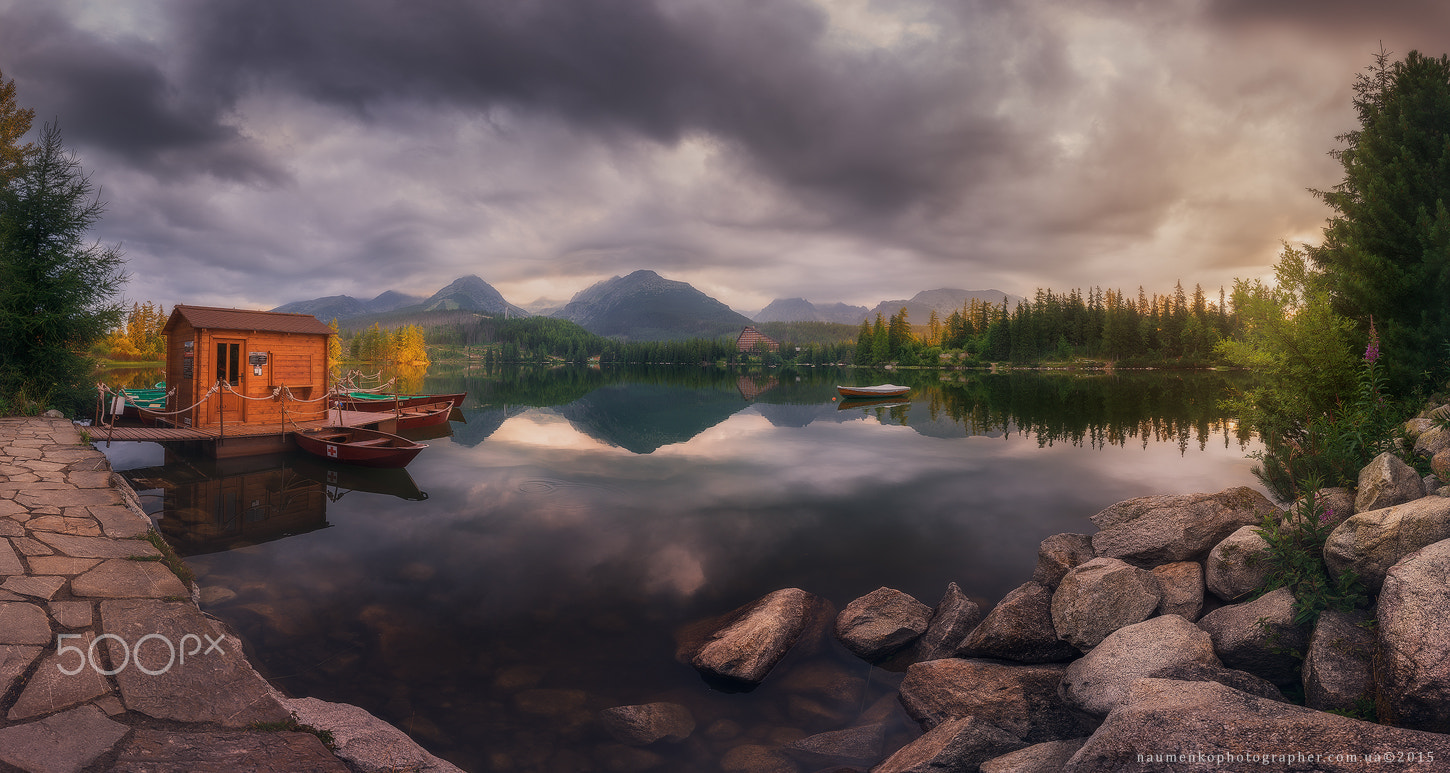 Sony a7R + Sony FE 28mm F2 sample photo. Slovakia. high tatras. morning on the lake strbske pleso photography