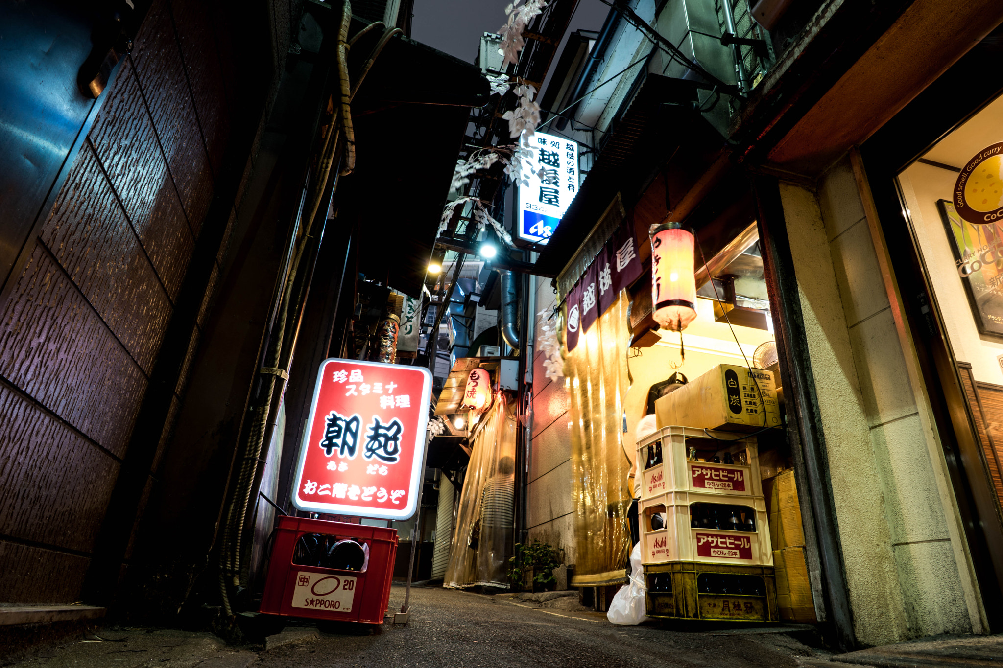 FE 21mm F2.8 sample photo. The quiet alley photography