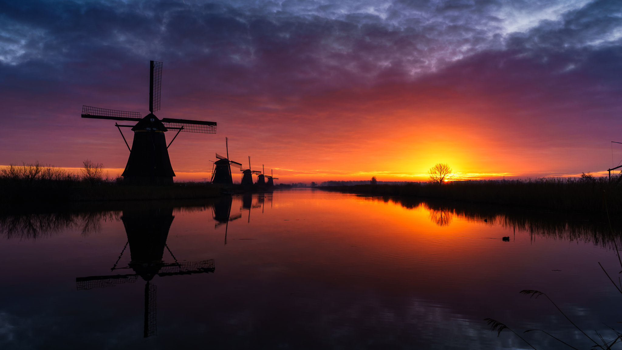 Sony a7 + Sony FE 28mm F2 sample photo. Low key sunrise in kinderdijk photography