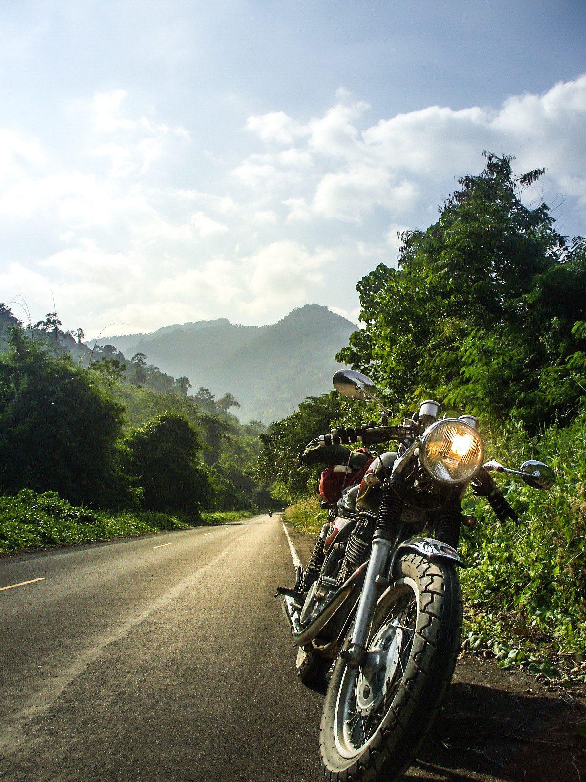 Fujifilm FinePix A700 sample photo. Vintage motorcycle on the road. photography