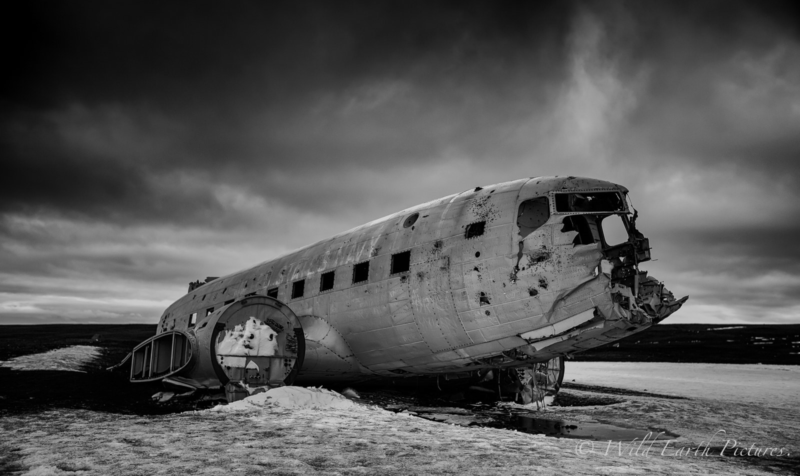 Canon EF 16-35mm F2.8L II USM sample photo. Dc-3 on icelandic beach photography