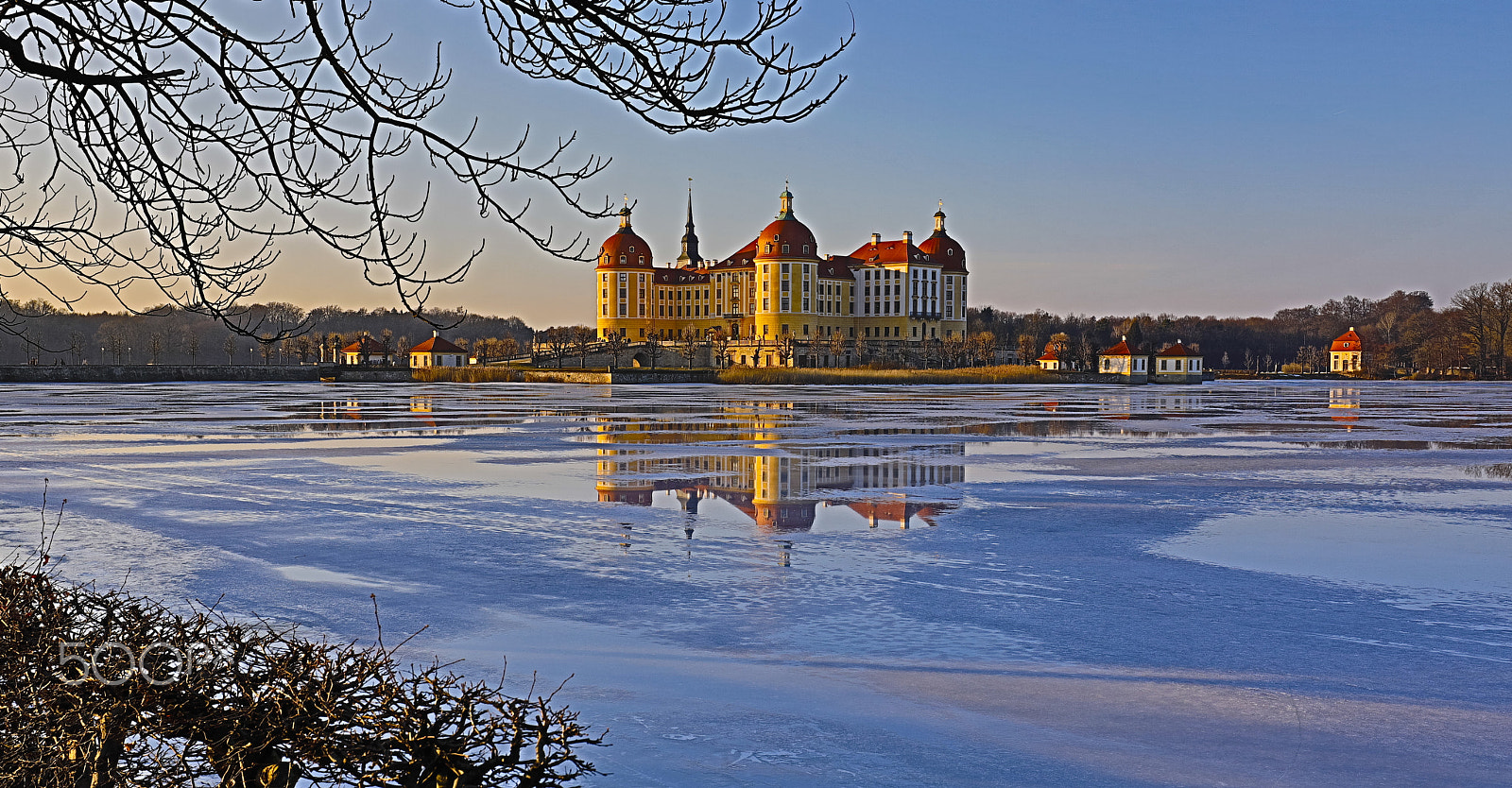 Canon EF 16-35mm F4L IS USM sample photo. The ice castle in the mirror photography