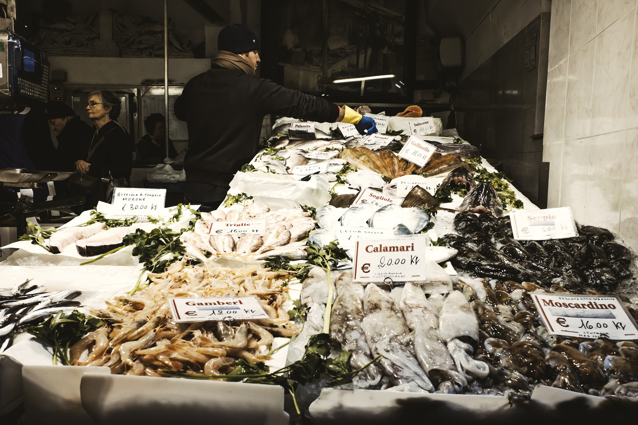 Fujifilm X70 sample photo. Banchi del pesce nei vicoli photography