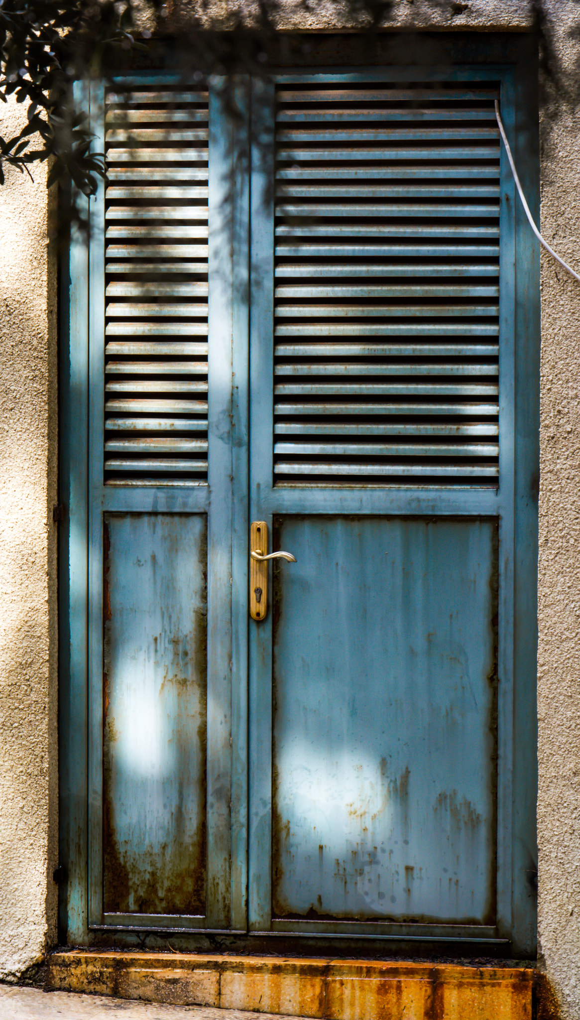 Nikon AF-S DX Micro-Nikkor 85mm F3.5G ED VR sample photo. Rusty door photography